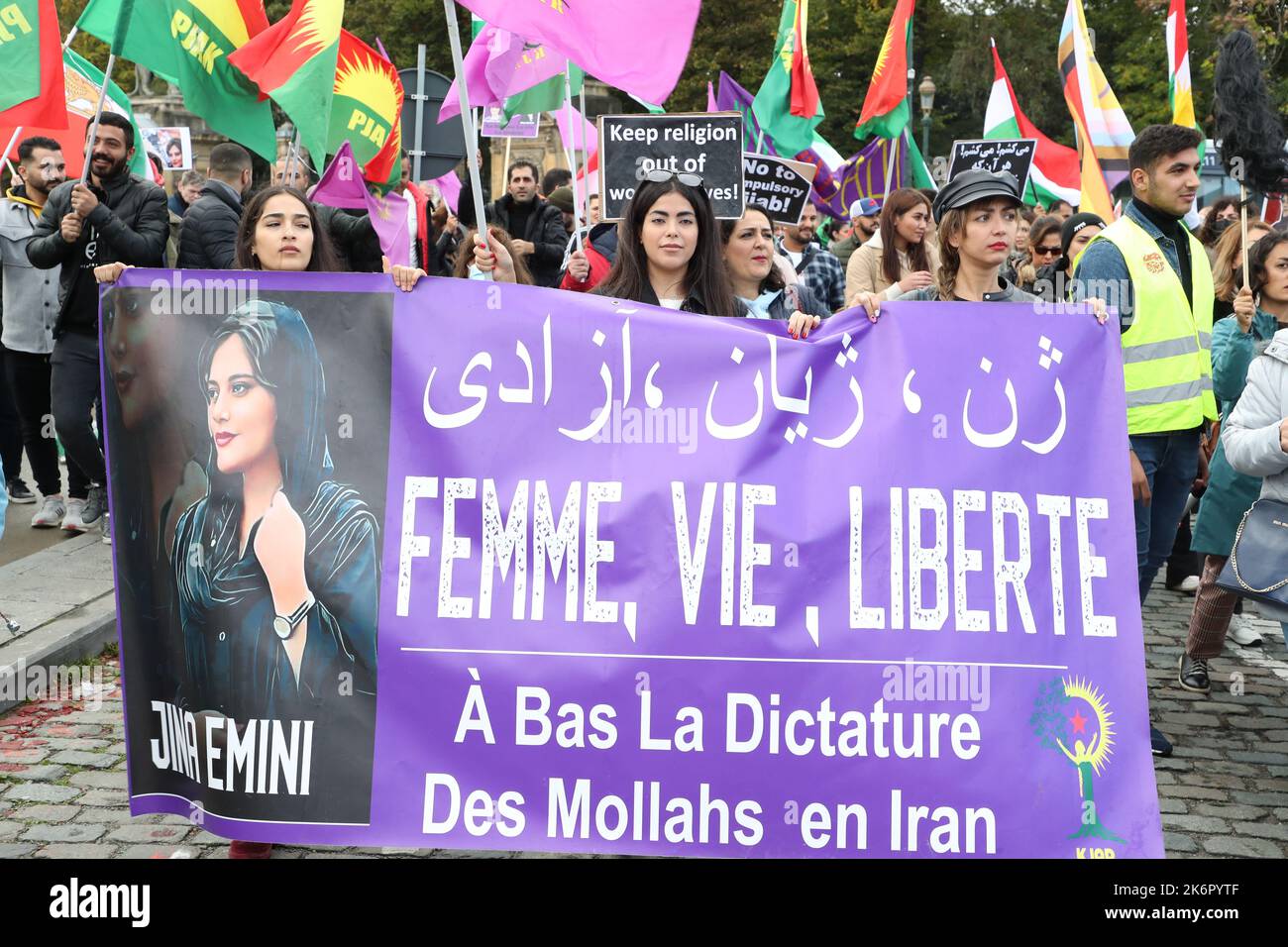 Brüssel, Belgien. 15. Oktober 2022. Die Abbildung zeigt einen Protest zur Unterstützung des iranischen Volkes in Brüssel am Samstag, den 15. Oktober 2022. Nach dem Tod des 22-jährigen Mahsa Amini sind bei Protesten im Iran mehr als 200 Menschen getötet worden. Die Protestbewegung im Iran begann nach dem Tod von Amini im Krankenhaus. Sie war verhaftet worden, weil sie sich nicht an die strenge Kleiderordnung in der Islamischen republik hielt. Trotz hunderter von Verhaftungen schwächt sich die Protestbewegung nicht ab, oft mit dem Slogan "Frau, Leben, Freiheit". BELGA FOTO NICOLAS MAETERLINCK Kredit: Belga Nachrichtenagentur/Alamy Live News Stockfoto