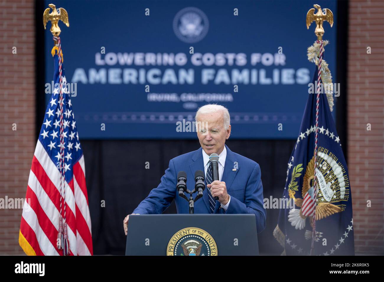 Irvine, Usa. 14. Oktober 2022. USA Präsident Joe Biden hält am Irvine Valley Community College am 14. Oktober 2022 in Irvine, Kalifornien, eine Rede zur Kostensenkung für amerikanische Familien. Bild: Adam Schultz/White House Photo/Alamy Live News Stockfoto