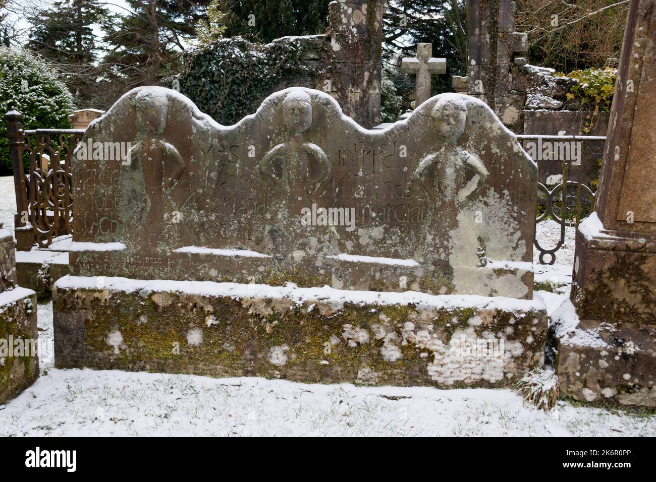 Der Grabstein der drei Tanzenden Dienstmädchen im Rhu Churchyard, Argyll, Schottland. Eingeschrieben hier lyes Ann, Margrat und Janet McFarland Töchter von Robert Stockfoto