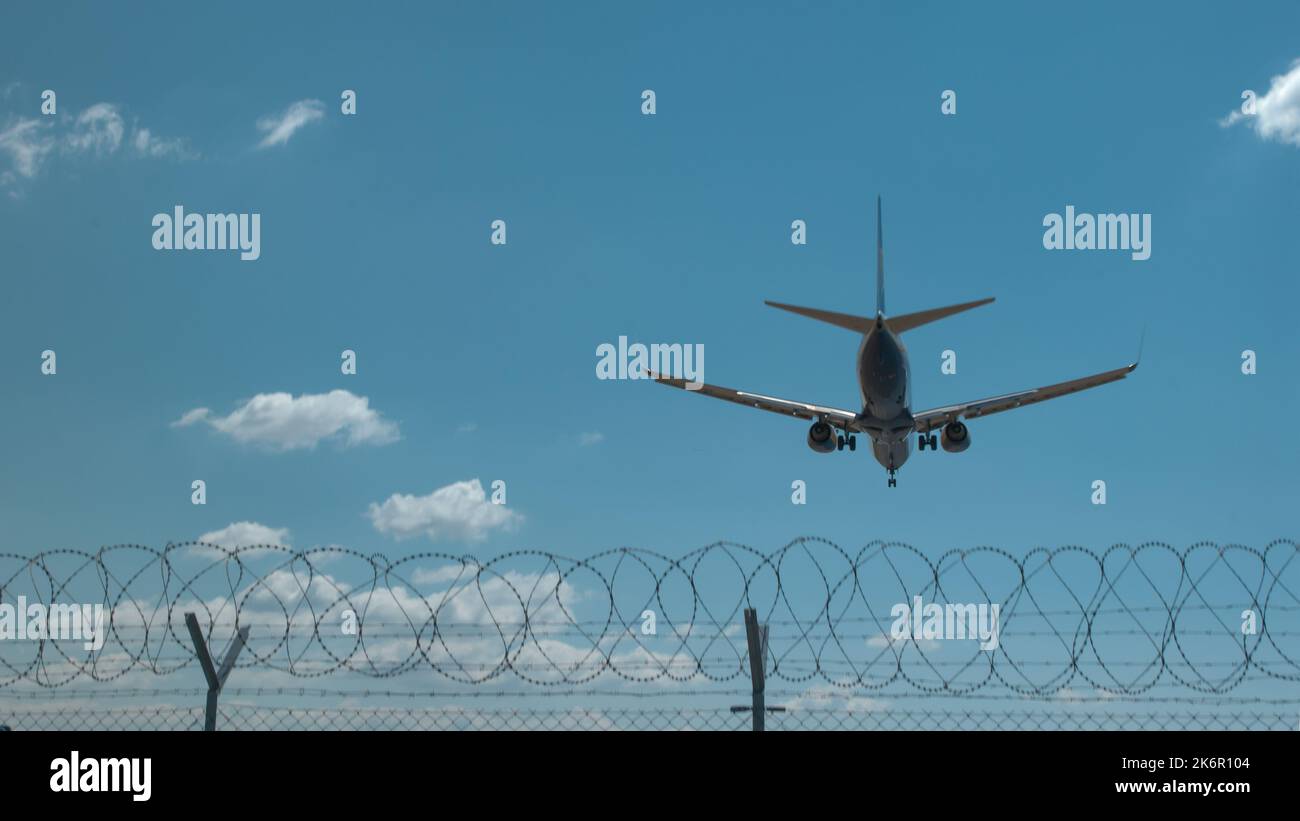 Flugzeug fliegt in einem blauen Himmel Stockfoto