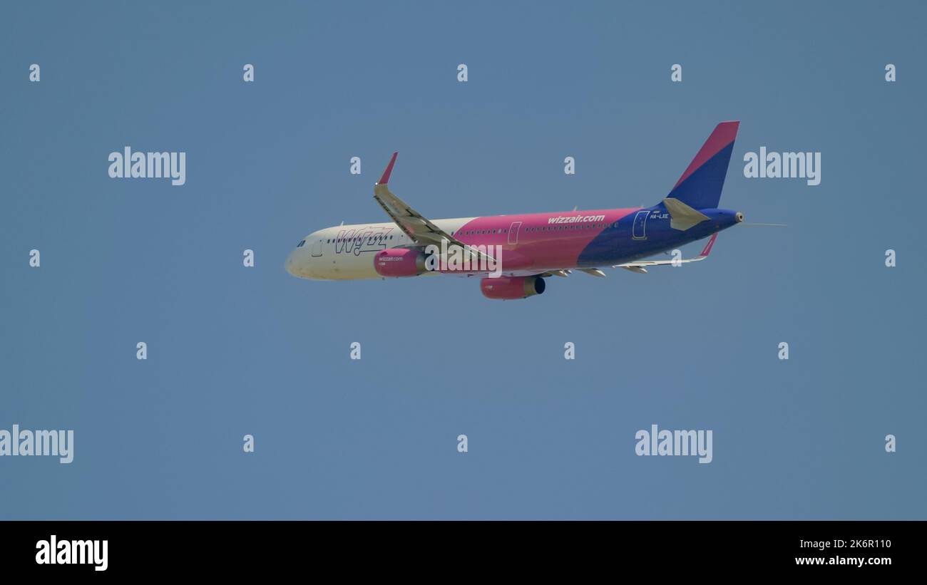 Flugzeug fliegt in einem blauen Himmel Stockfoto