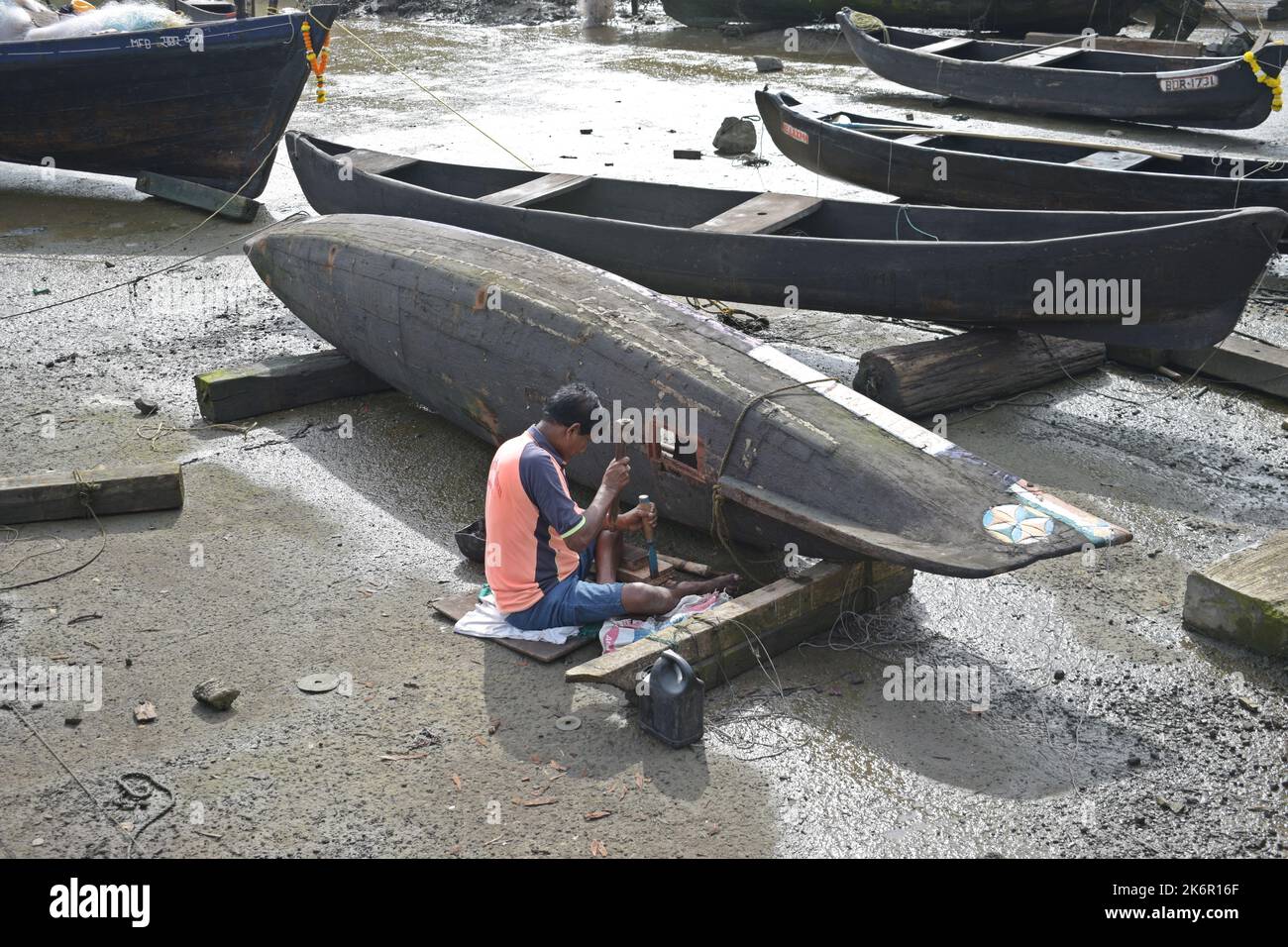 Fischer, der auf dem Boot arbeitet Stockfoto