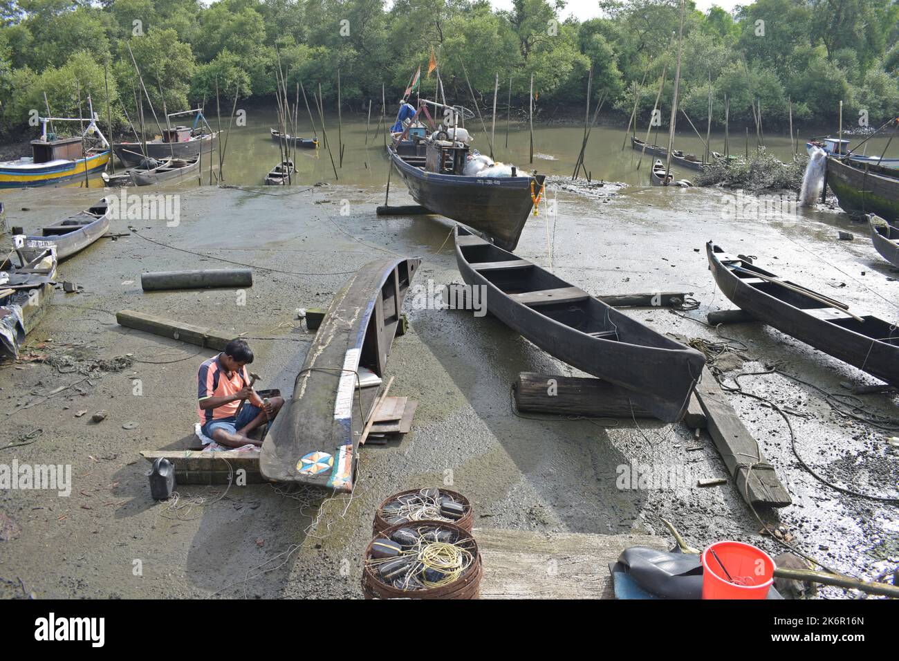 Fischer, der auf dem Boot arbeitet Stockfoto