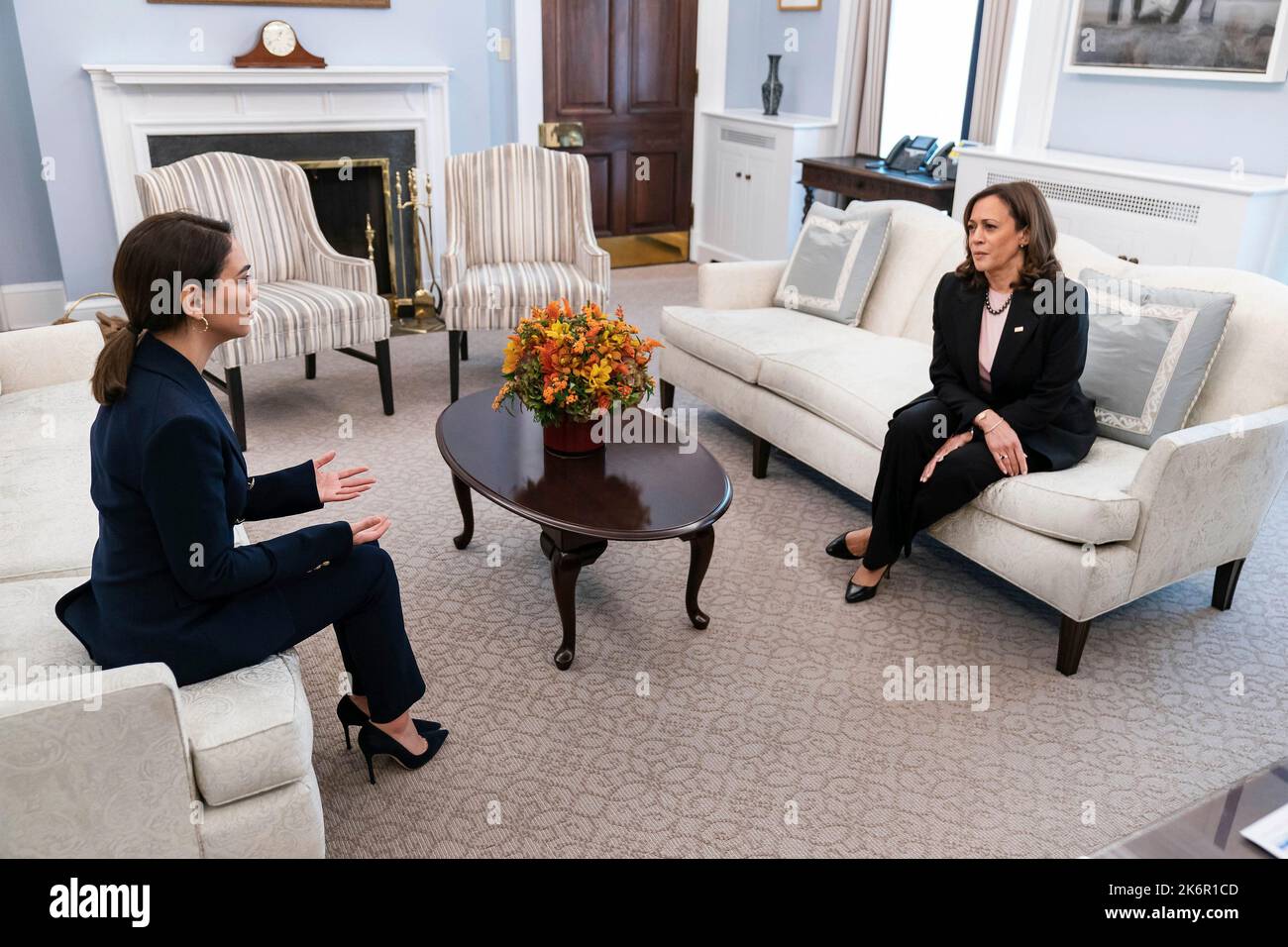 Washington DC, USA. 14. Oktober 2022. Washington, Vereinigte Staaten von Amerika. 14. Oktober 2022. Die Vizepräsidentin der USA, Kamala Harris, hält ein persönliches Treffen mit der iranischen britischen Schauspielerin Nazanin Boniadi, links, ab, um die Mahsa-Amini-Proteste im Iran im Weißen Haus zu diskutieren, 14. Oktober 2022 in Washington, DC Credit: Lawrence Jackson/White House Photo/Alamy Live News Stockfoto