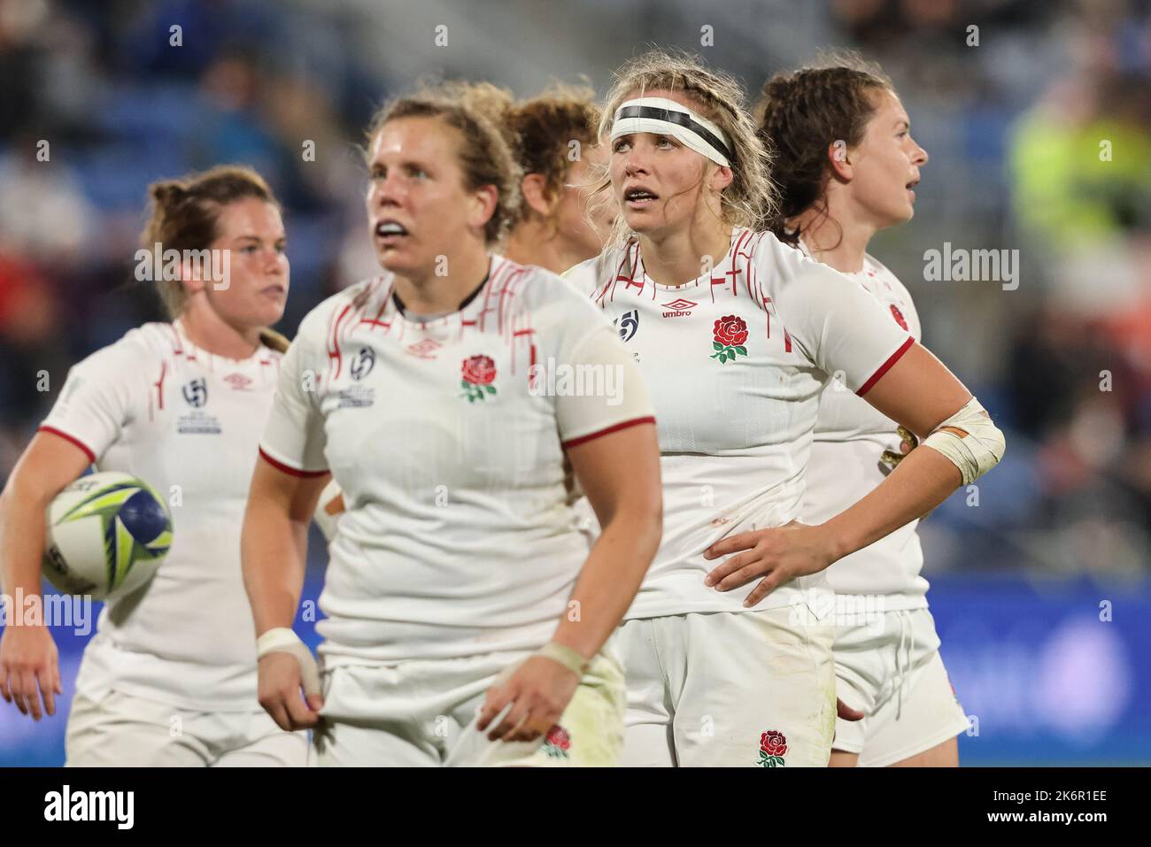 Vickii Cornborough aus England und Zoe Aldcroft aus England und Frankreich verlassen den Tunnel während des Rugby-Weltcup-Spiels der Frauen Frankreich gegen England Frauen im Northland Events Center, Whangarei, Neuseeland, 15.. Oktober 2022 (Foto von Natalie Bell/News Images) Stockfoto