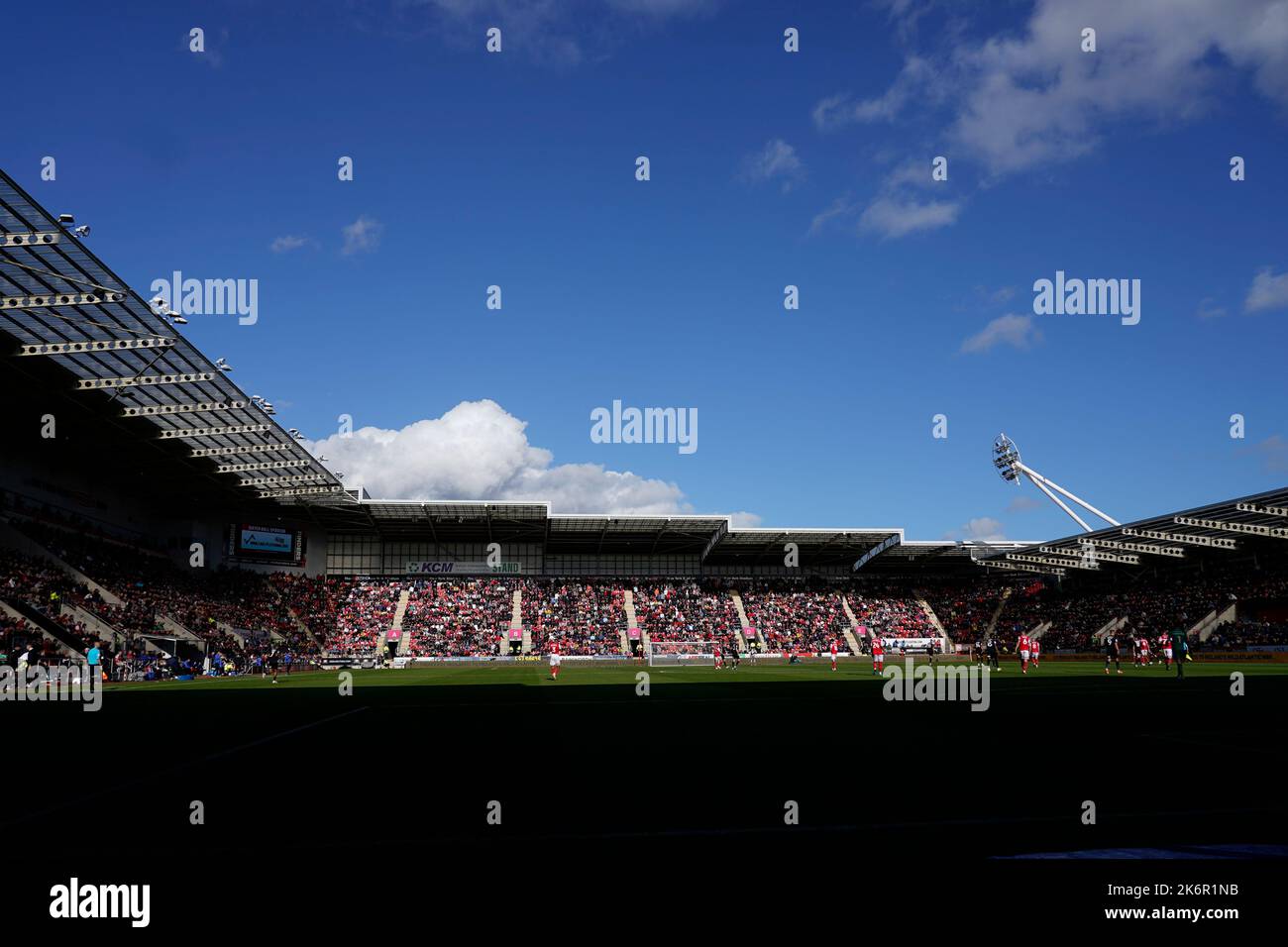 Gesamtansicht des AESSEAL New York Stadions während des Sky Bet Championship-Spiels Rotherham United gegen Huddersfield Town im AESSEAL New York Stadium, Rotherham, Großbritannien, 15.. Oktober 2022 (Foto: Steve Flynn/News Images) Stockfoto