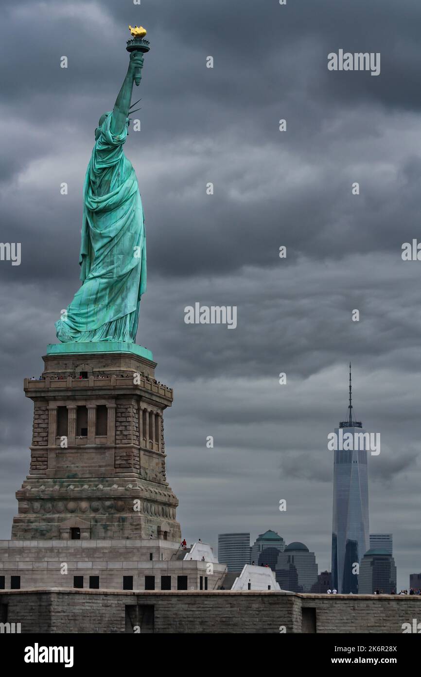 Die Freiheitsstatue auf Liberty Island, New York mit dem Freedom Tower im Hintergrund Stockfoto