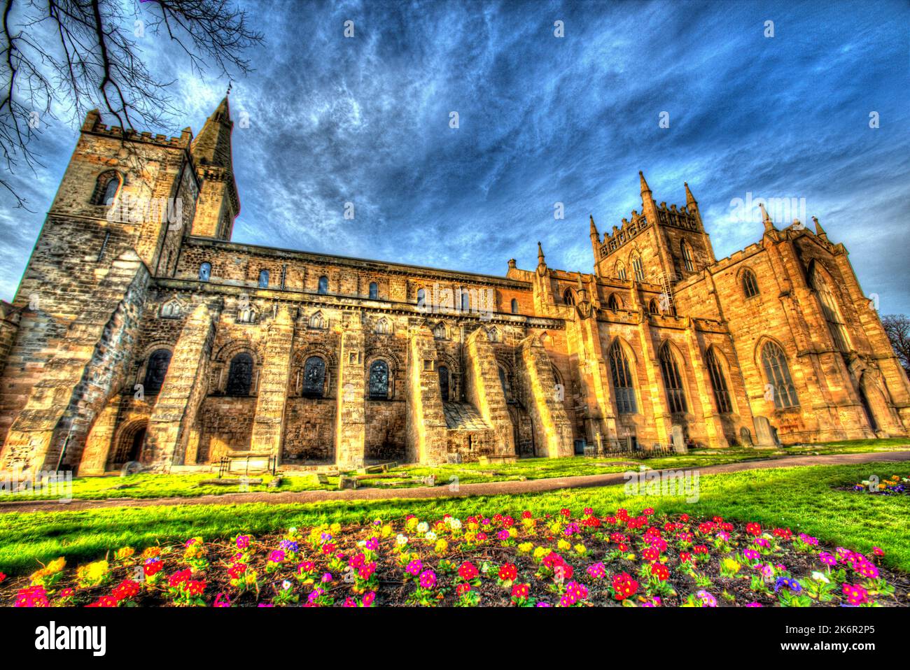 Stadt Dunfermline, Schottland. Künstlerische Ansicht der südlichen façade der Abtei von Dunfermline, mit einem Blumenbeet im Vordergrund. Stockfoto