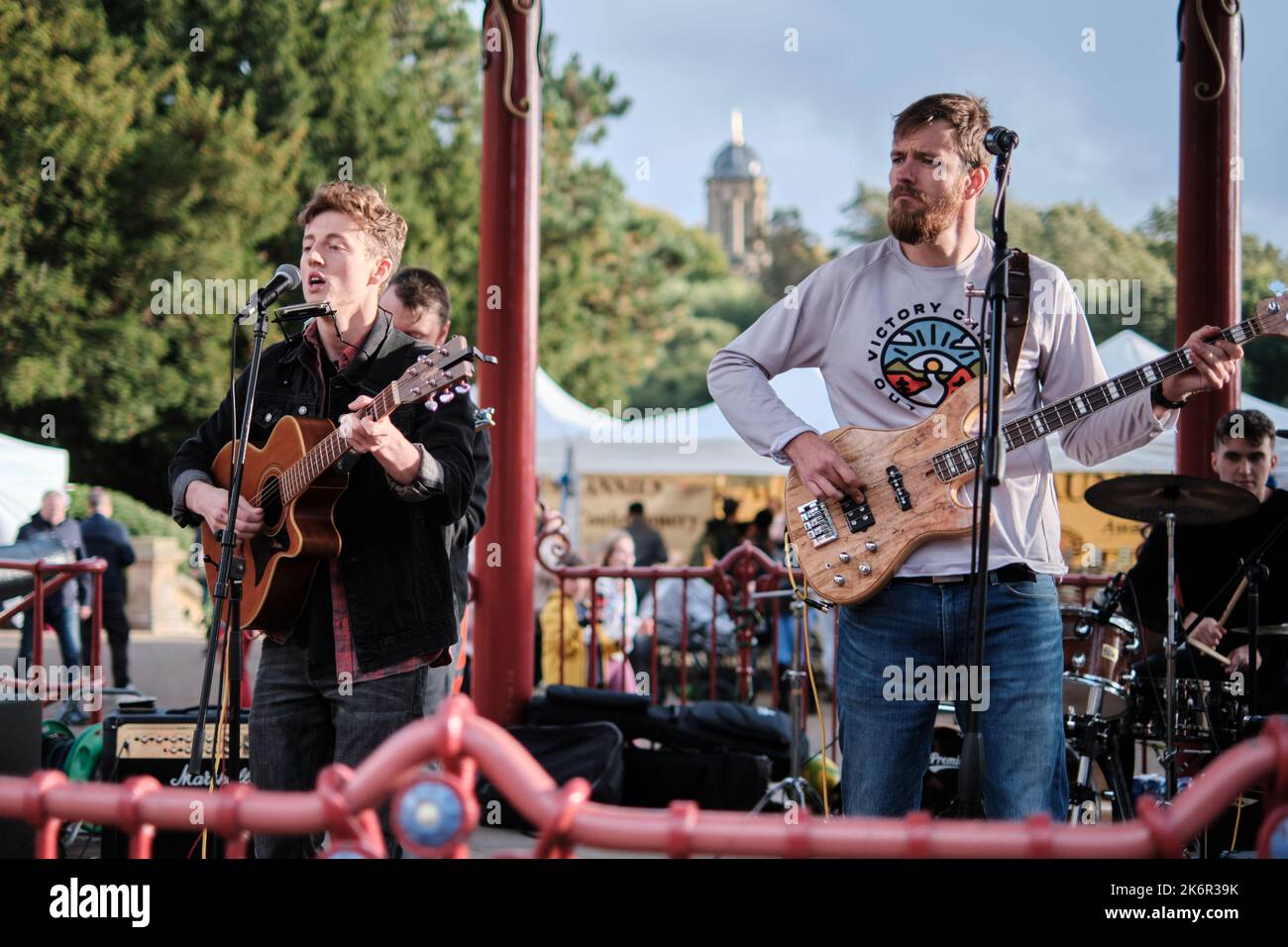 Die Caleb Murray Band spielt auf der Bandstand-Bühne beim Saltaire Festival 2022. Stockfoto