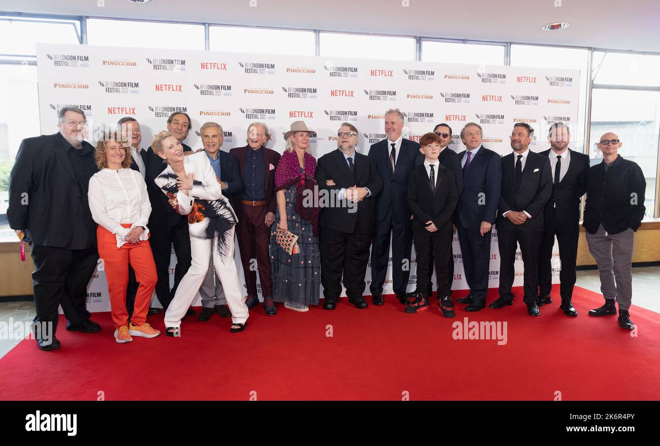 Cate Blanchett (4. links) posiert mit Besetzung und kreativem Team bei