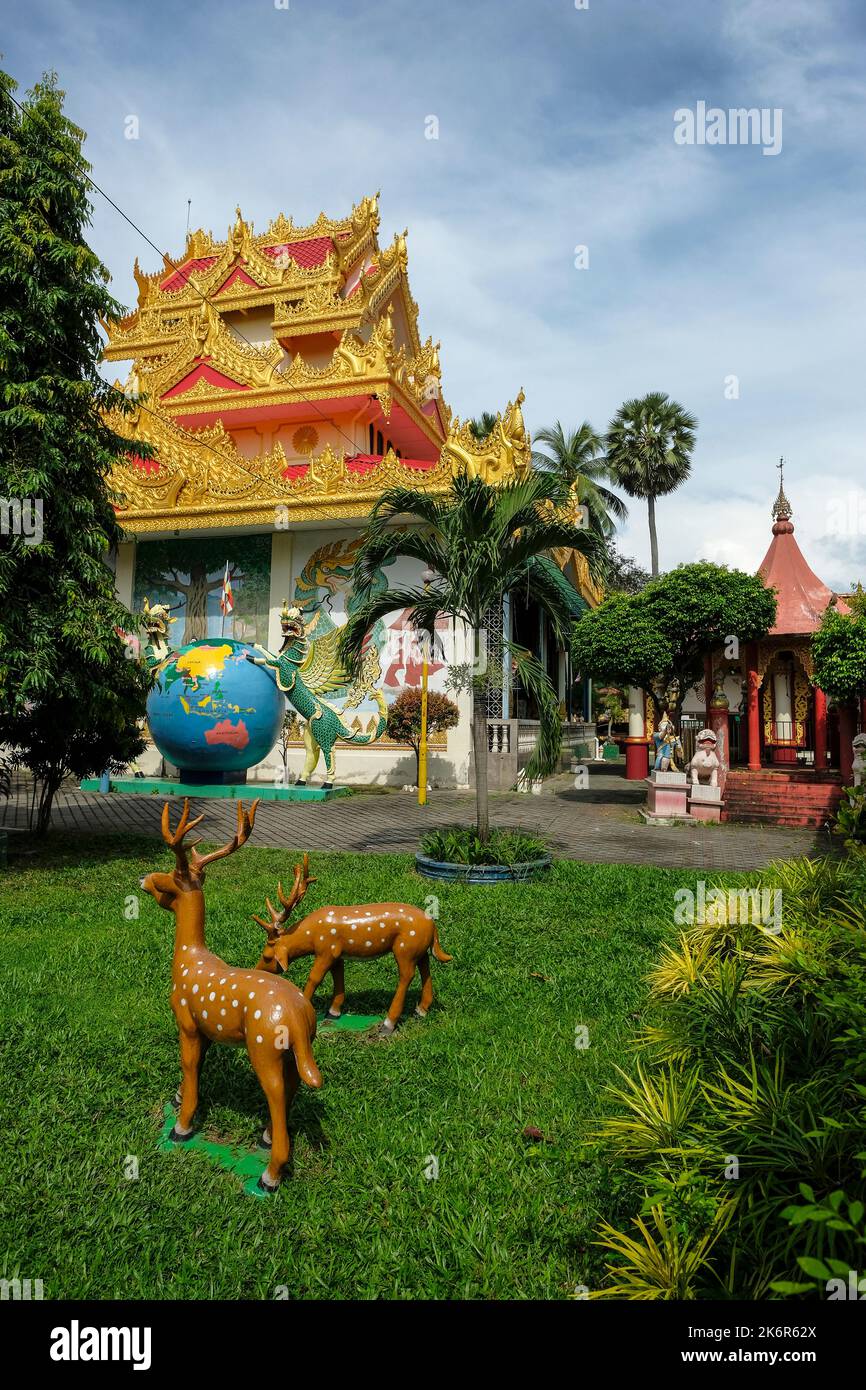 George Town, Malaysia - 2022. Oktober: Ansichten des burmesischen buddhistischen Tempels Dhammikarama in George Town am 13. Oktober 2022 in Penang, Malaysia. Stockfoto