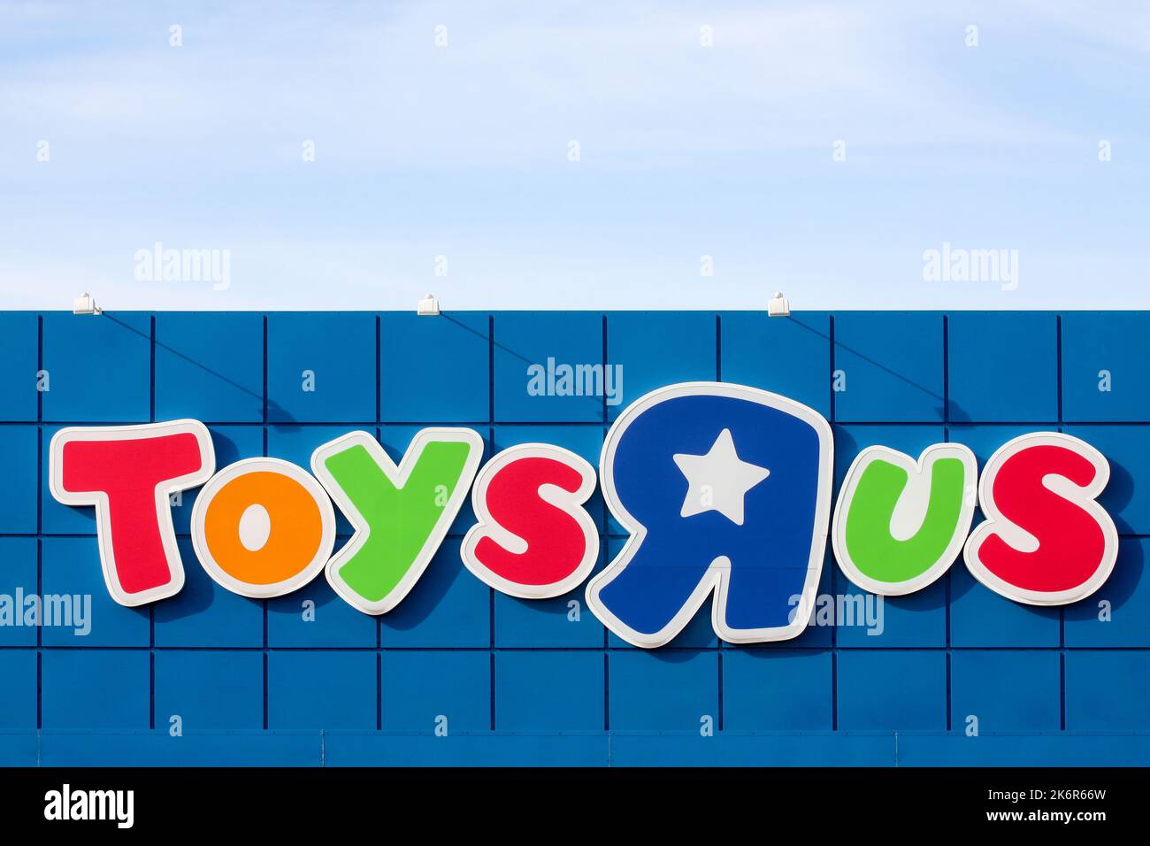 Aarhus, Dänemark - 21. Juni 2015: Logo der Marke Toys r US. Toys r US ist ein amerikanischer Händler für Spielzeug und Jugendprodukte Stockfoto