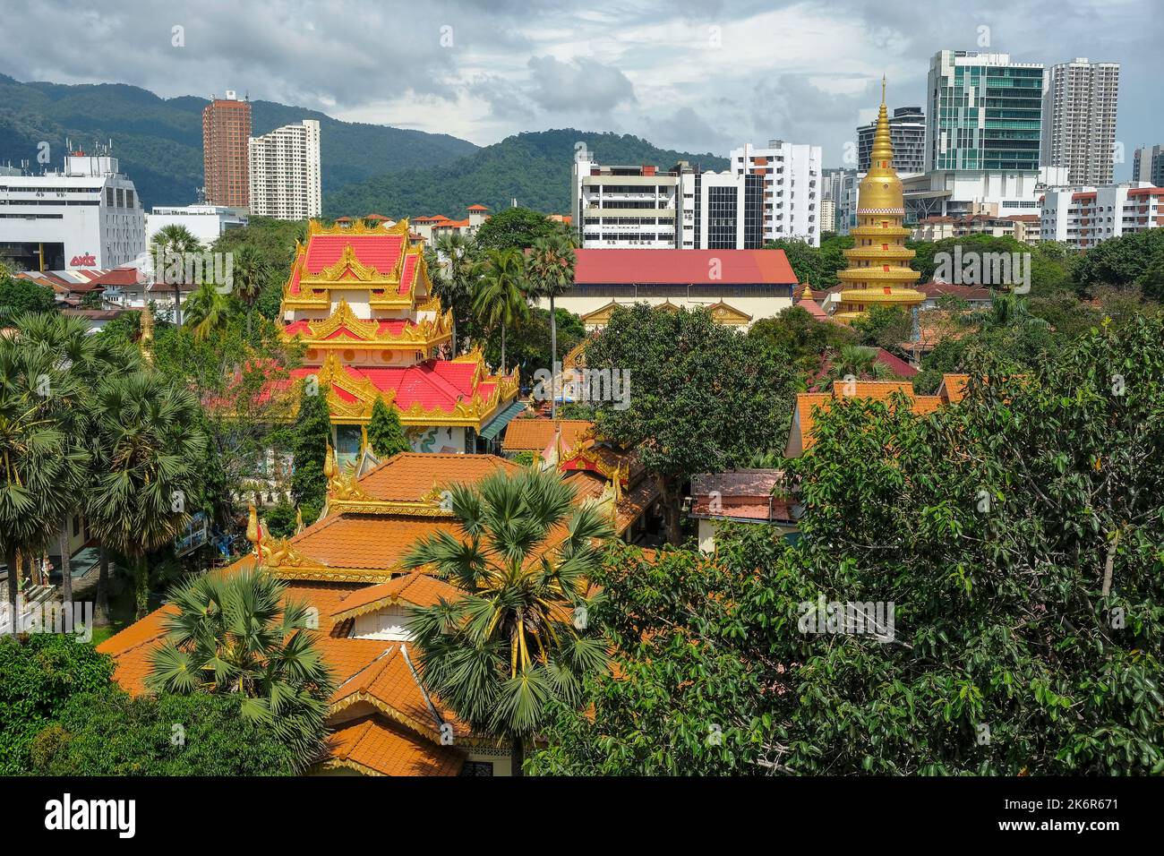 George Town, Malaysia - Oktober 2022: Blick auf den Dhammikarama-buddhistischen Tempel und den Wat Chaiyamangalaram Thai-buddhistischen Tempel in George Town Stockfoto