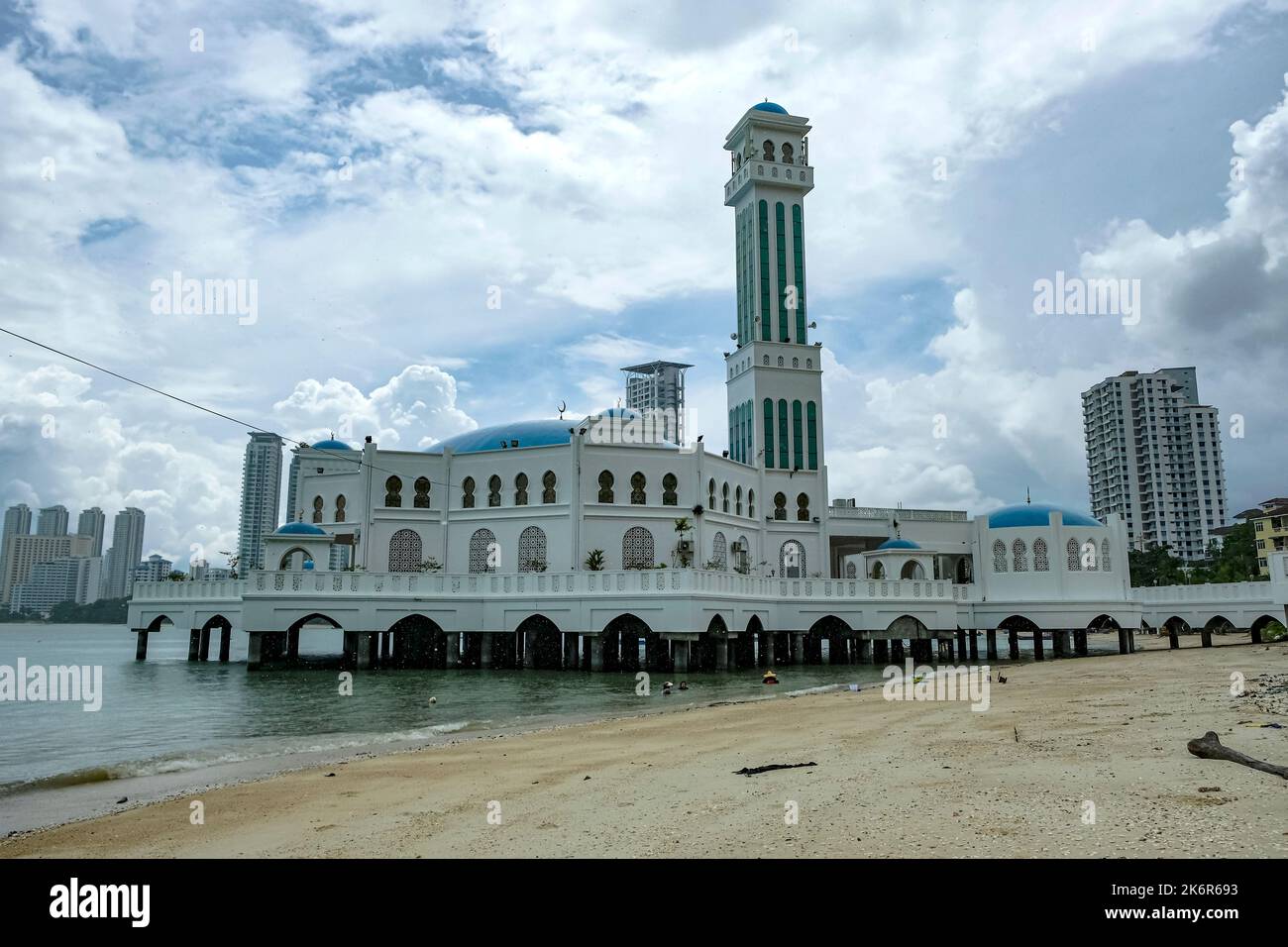 George Town, Malaysia - 2022. Oktober: Blick auf die Masjid Daerah Timur Laut, auch bekannt als schwimmende Moschee am 13. Oktober 2022 in George Town, Penang Stockfoto