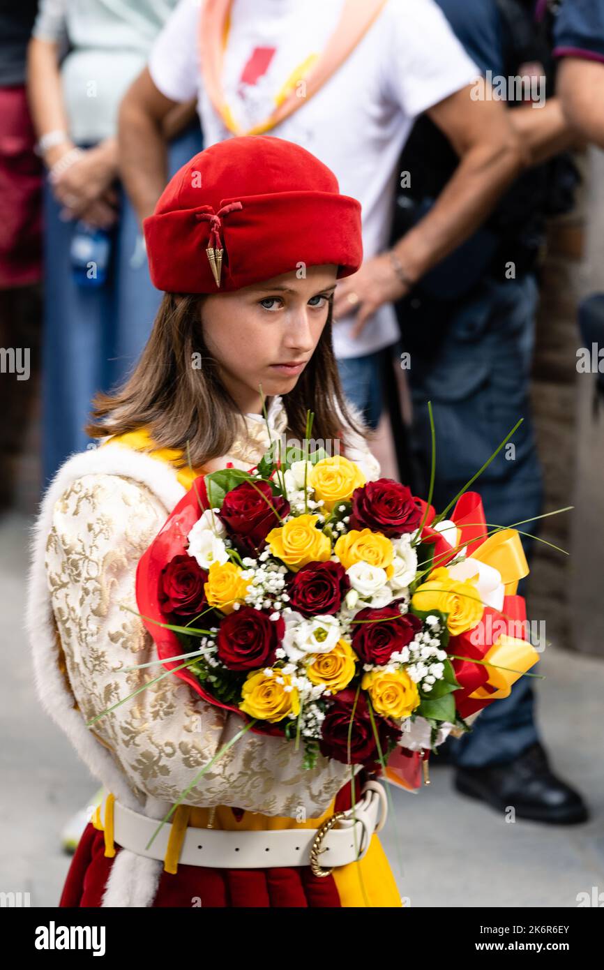 Blumenmädchen des Valdimontone Contrada bei der Cero Votivo Prozession im Palio di Siena in der Toskana, Italien Stockfoto