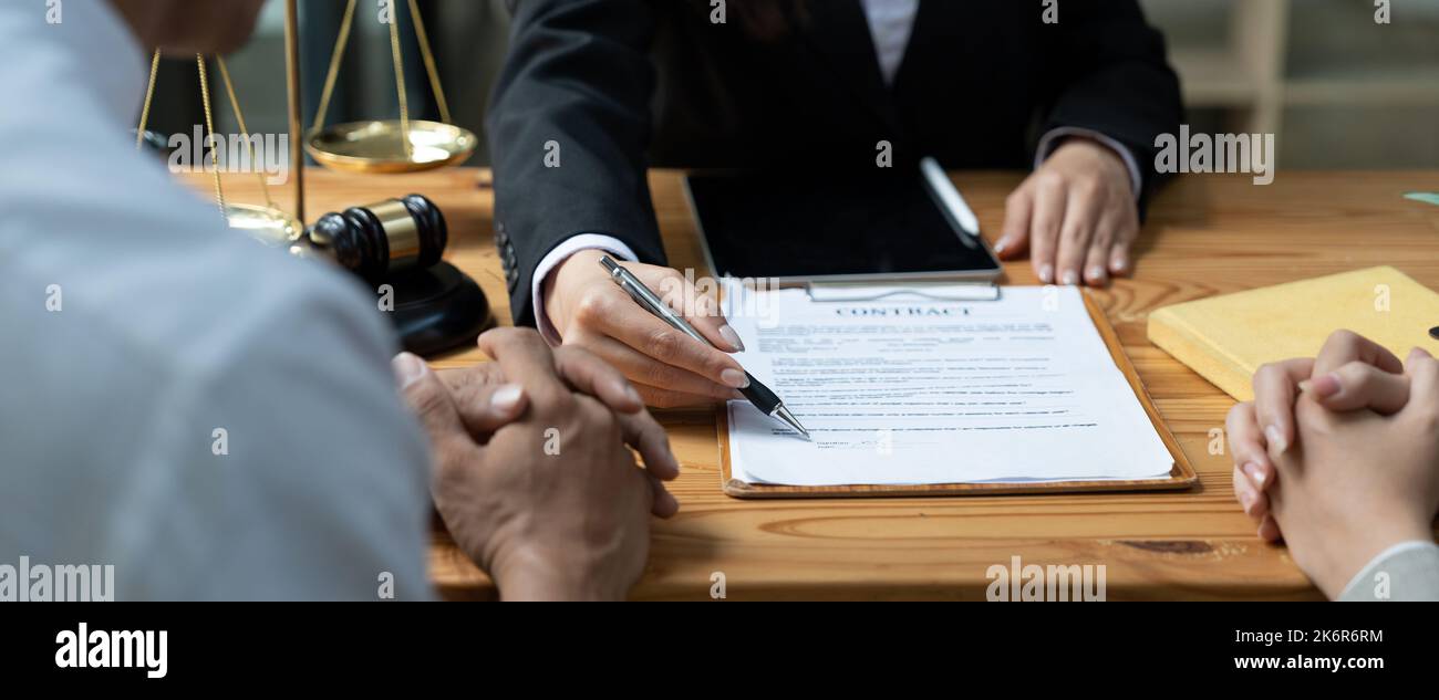 Geschäftsmann und Rechtsanwalt besprechen das Vertragsdokument. Vertrag des Gesetzes. Unterzeichnen Sie ein Vertragsgeschäft. Stockfoto