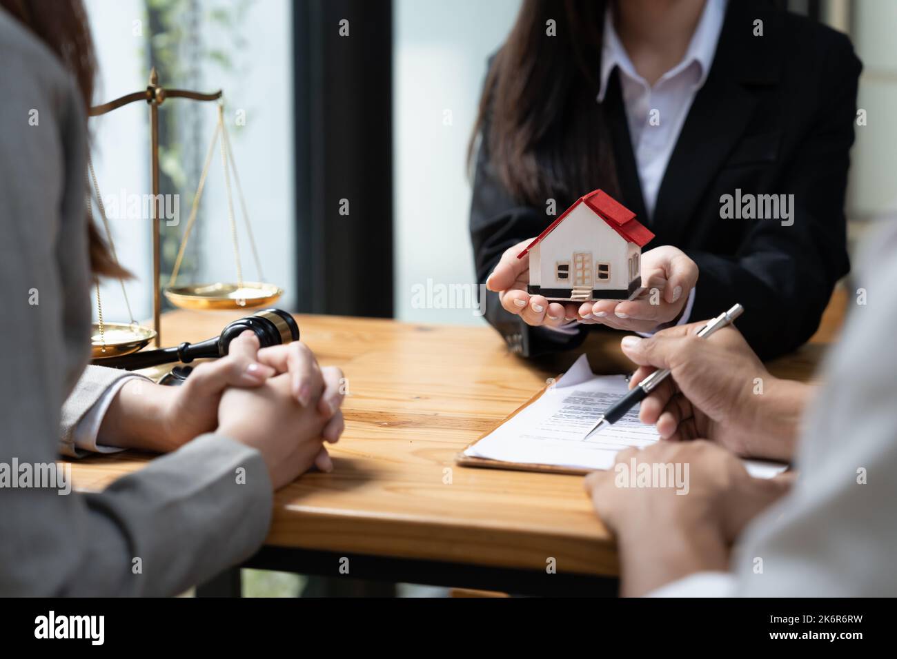 Glückliches Paar Ehemann Frau Unterzeichnung Mietvertrag bei der Sitzung mit makler oder Vermieter, erster Immobilienkauf, Hypothek und Darlehen Eigentumskonzept Stockfoto