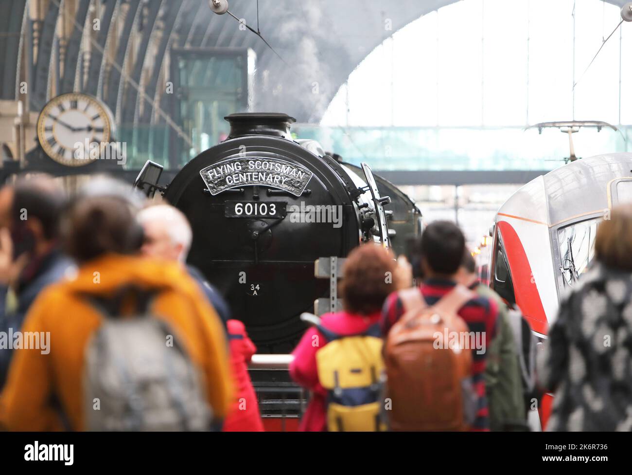 London, Großbritannien, 15.. Oktober 2022. Aus Anlass des 170.-jährigen Bestehens des Bahnhofs Kings Cross und des kommenden 100.-jährigen Bestehens des Flying Scotsman befindet sich der weltberühmte Dampfzug das ganze Wochenende am Bahnhof Kings Cross. Der Zug saß auf dem Bahnsteig 8, um es den Bürgern zu ermöglichen, die Lokomotive aus nächster Nähe zu bewundern. Quelle: Monica Wells/Alamy Live News Stockfoto