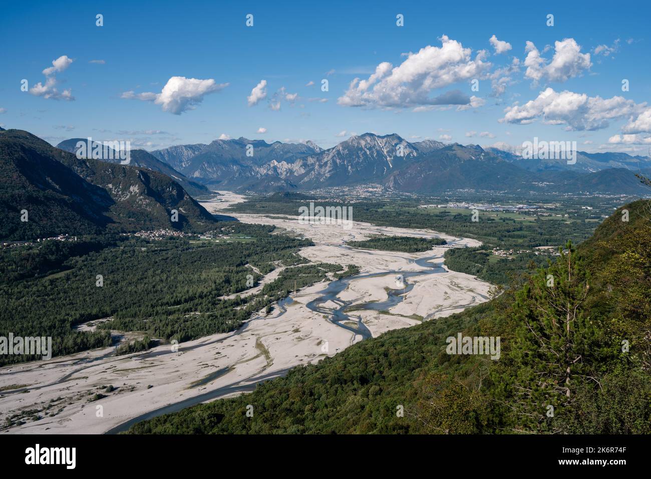 Tal des Flusses Tagliamento in Friaul, Italien mit den Dörfern Cimano und Cornino im Sommer Stockfoto