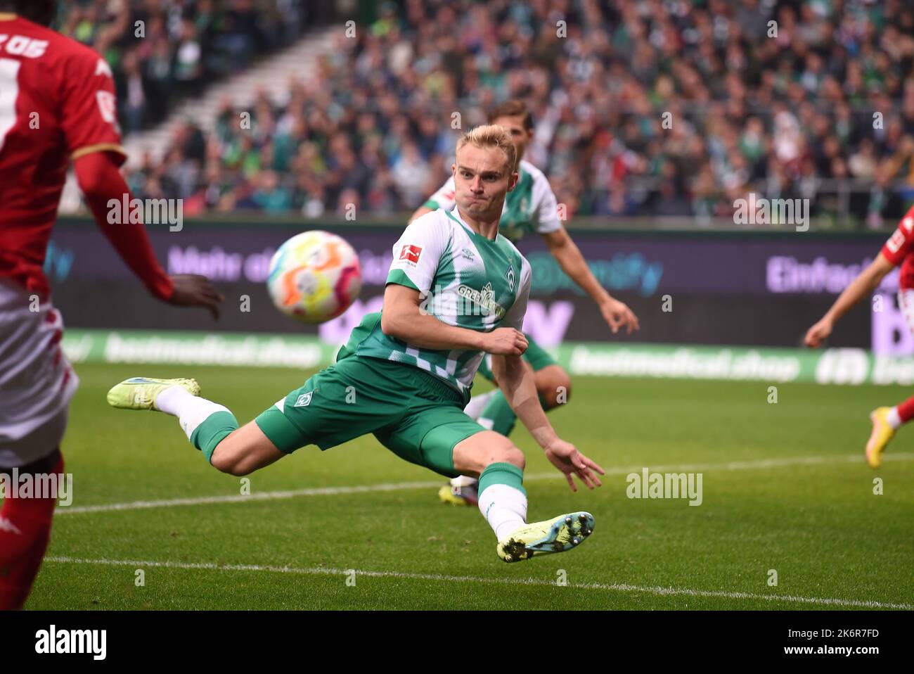 Bremen, Deutschland. 15. Oktober 2022. Fußball: Bundesliga, Werder Bremen - FSV Mainz 05, Matchday 10, wohninvest Weserstadion. Werders Amos Pieper blockiert den Ball. Kredit: Carmen Jaspersen/dpa - Nutzung nur nach schriftlichem Vereinbarung mit der dpa/Alamy Live News Stockfoto