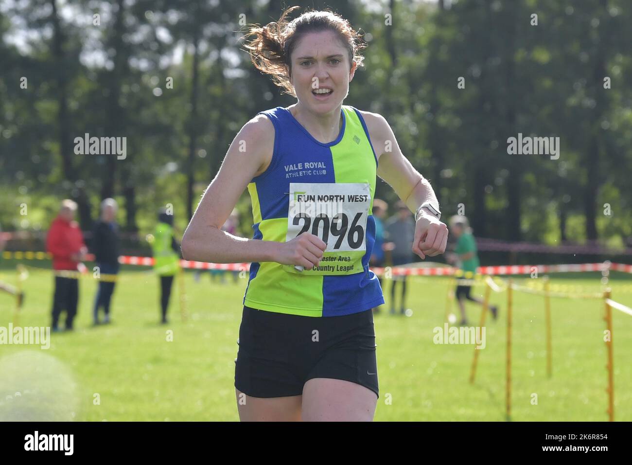 Manchester, Großbritannien. Samstag, 15.. Oktober 2022. Helle Dusche. Kate Moulds, Athletic Club Vale Royal, gewinnt das Spiel der Manchester Area Cross Country League im Jahr 1.. Wythenshawe Park. © Yoko Shelley Credit: Yoko Shelley/Alamy Live News Stockfoto