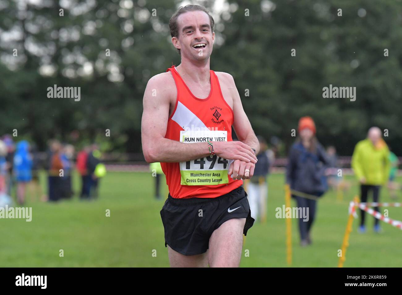 Manchester, Großbritannien. Samstag, 15.. Oktober 2022. Teilweise bewölkt. Callum Rowlinson, Salford Harriers und Athletics Club, gewinnt 1. das Spiel der Manchester Area Cross Country League. Wythenshawe Park. © Yoko Shelley Credit: Yoko Shelley/Alamy Live News Stockfoto