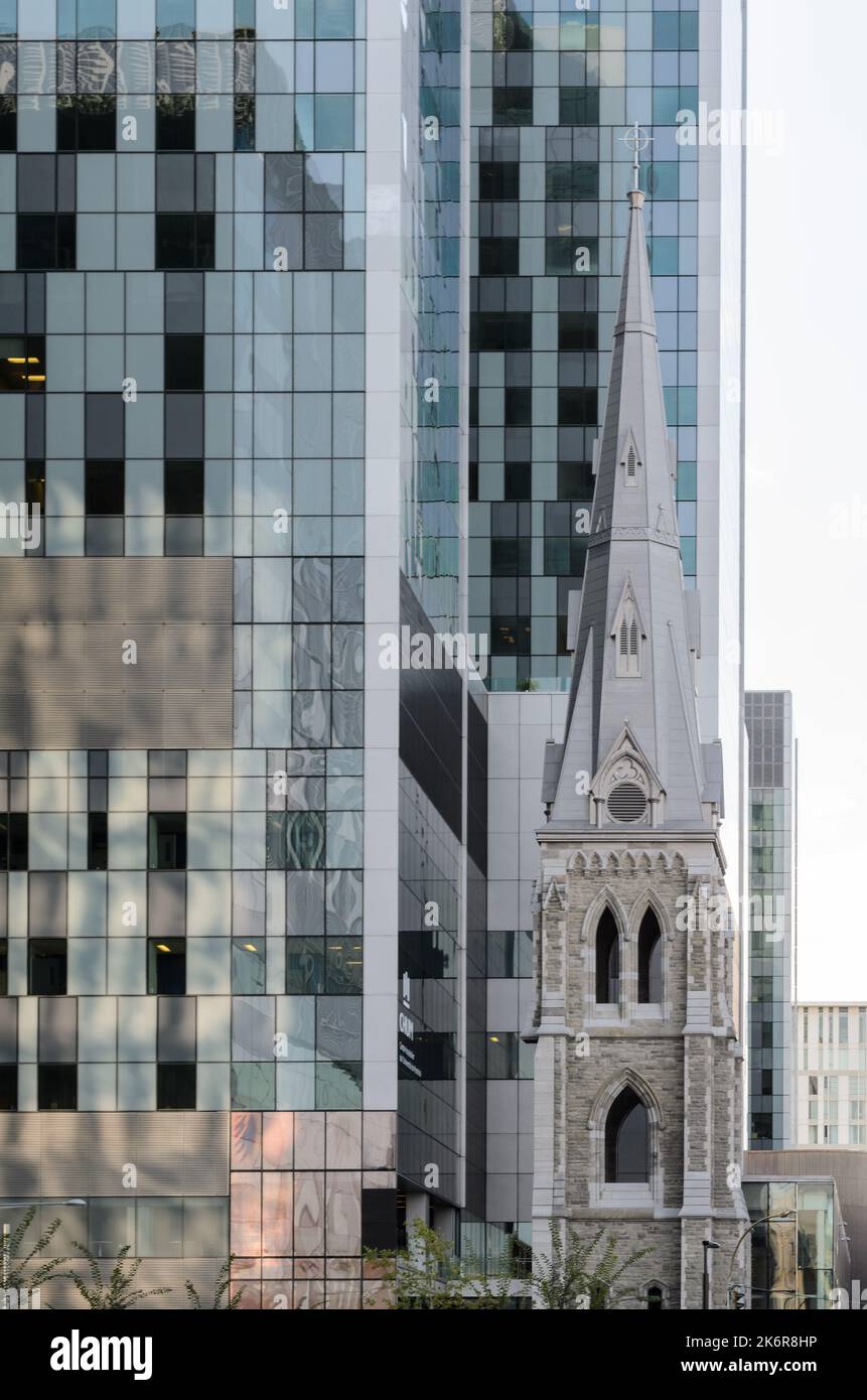 Die Gegenüberstellung von Alt und Neu im Centre Hospitalier de l'Universite de Montreal in Montreal, Quebec, Kanada Stockfoto