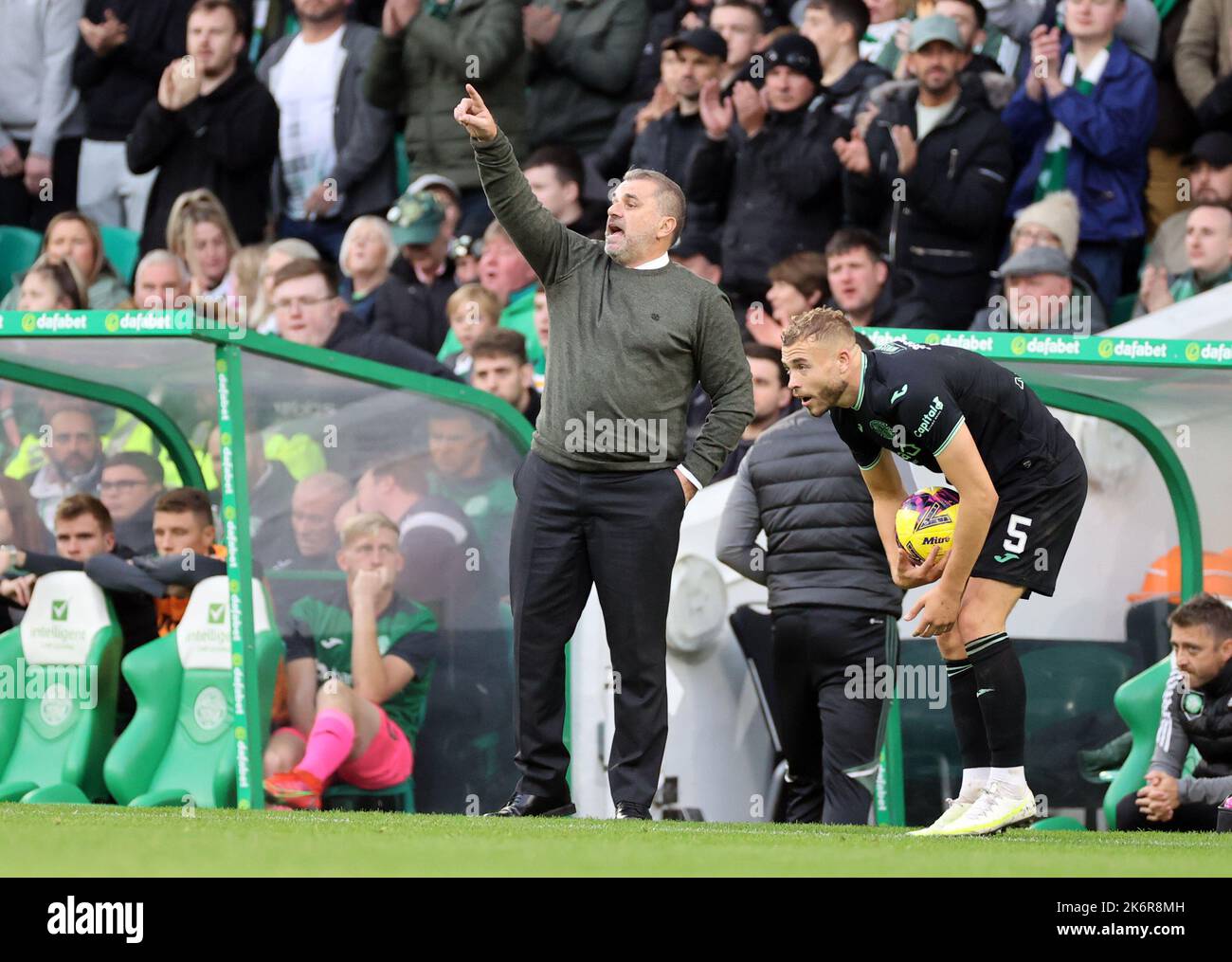 Celtic-Manager Ang Postecoglou während des Cinch Premiership-Spiels im Celtic Park, Glasgow. Bilddatum: Samstag, 15. Oktober 2022. Stockfoto
