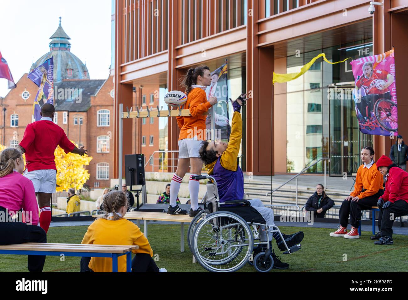 Newcastle upon Tyne, Großbritannien. 15.. Oktober 2022. Das Sind Wir! Leistung vor dem Spiel bei der Rugby League Männer-Weltmeisterschaft Credit: Hazel Plater/Alamy Live News Stockfoto