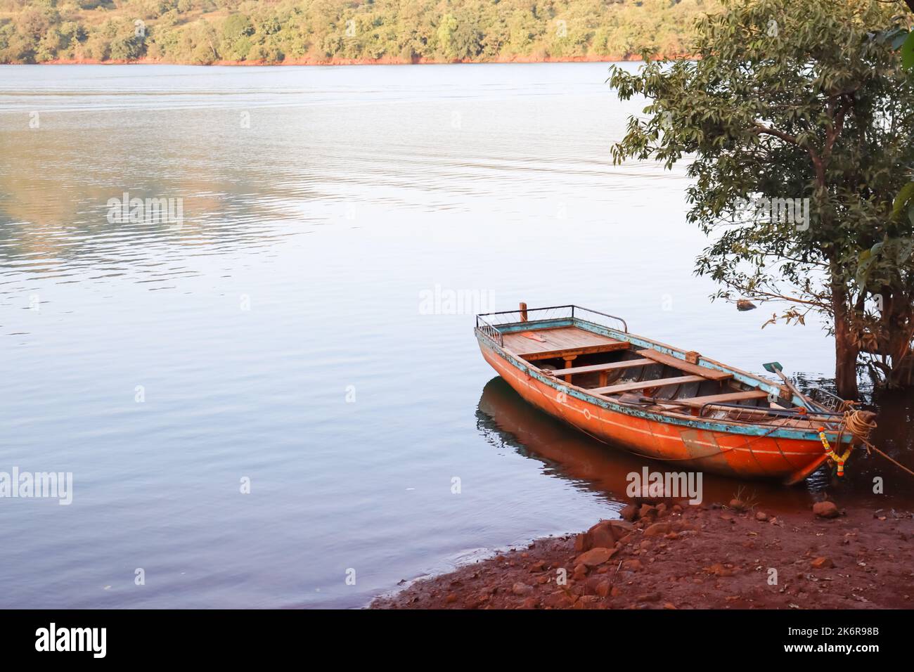 Altes Holzboot für Touristen und Transport am Tapola-Rückwasser des Koyna-Flusses geparkt Stockfoto