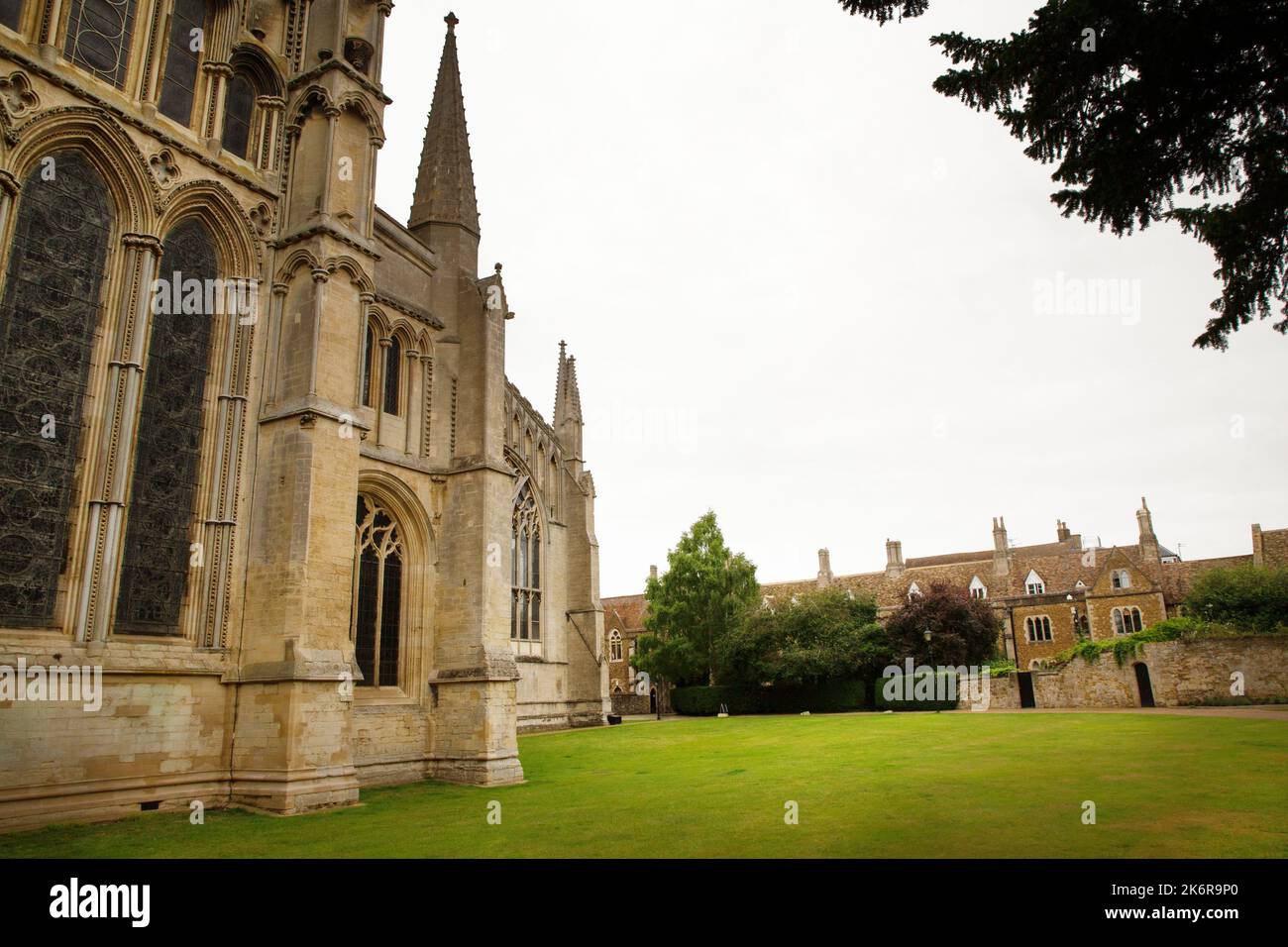 Ely Cathedral, die Kathedrale der Heiligen und ungeteilten Dreifaltigkeit, ist eine anglikanische Kathedrale in der Stadt Ely, Cambridgeshire, England. Stockfoto