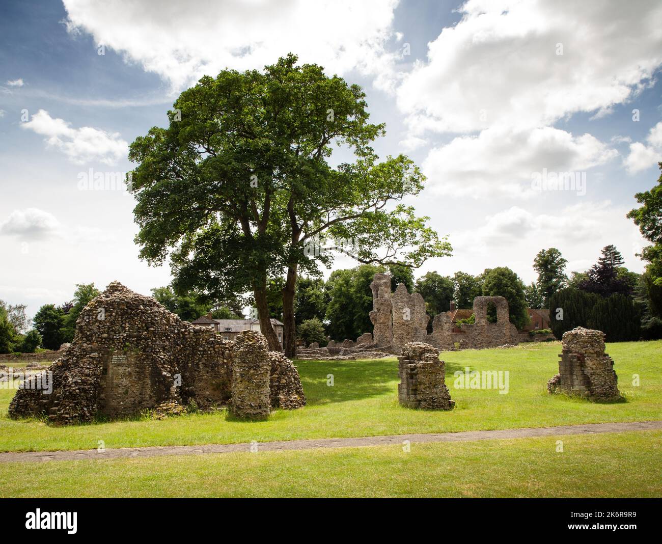 Die Abbey Ruins in Bury st edmunds Park waren einst eines der reichsten und mächtigsten Benediktinerkloster in England Stockfoto