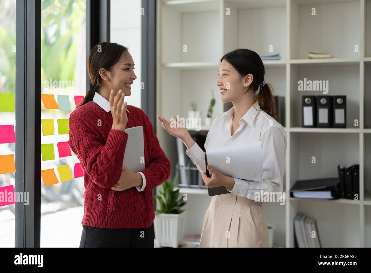 Corporate Business Team Meeting Diskussion und Startup-Konzept. Junge Geschäftsleute diskutieren während der Tagung im Konferenzraum miteinander. Stockfoto