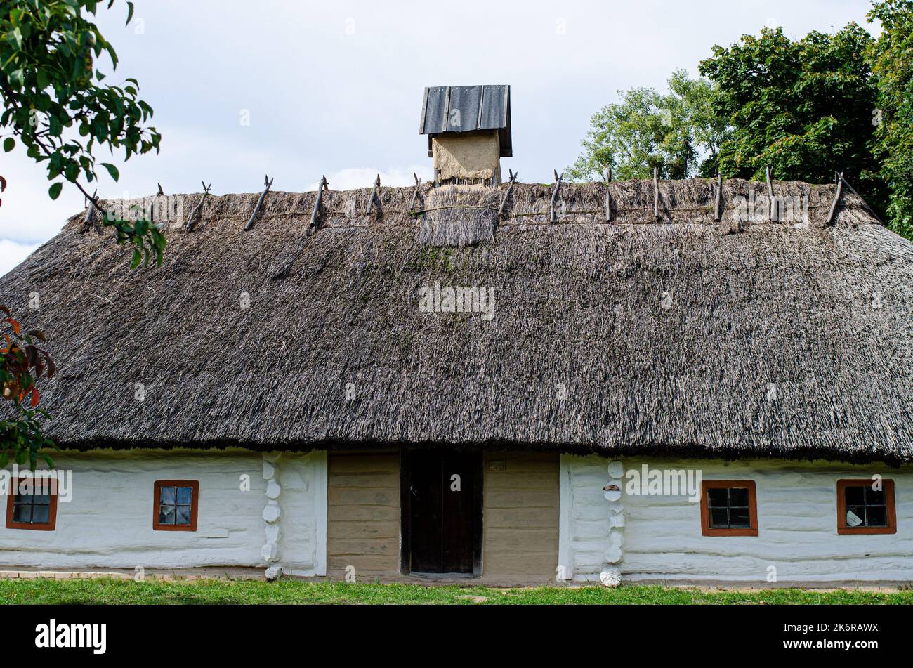 Altes traditionelles ukrainisches Landhaus in Pyrohiv (Pirogovo) Dorf in der Nähe von Kiew, Ukrain Stockfoto