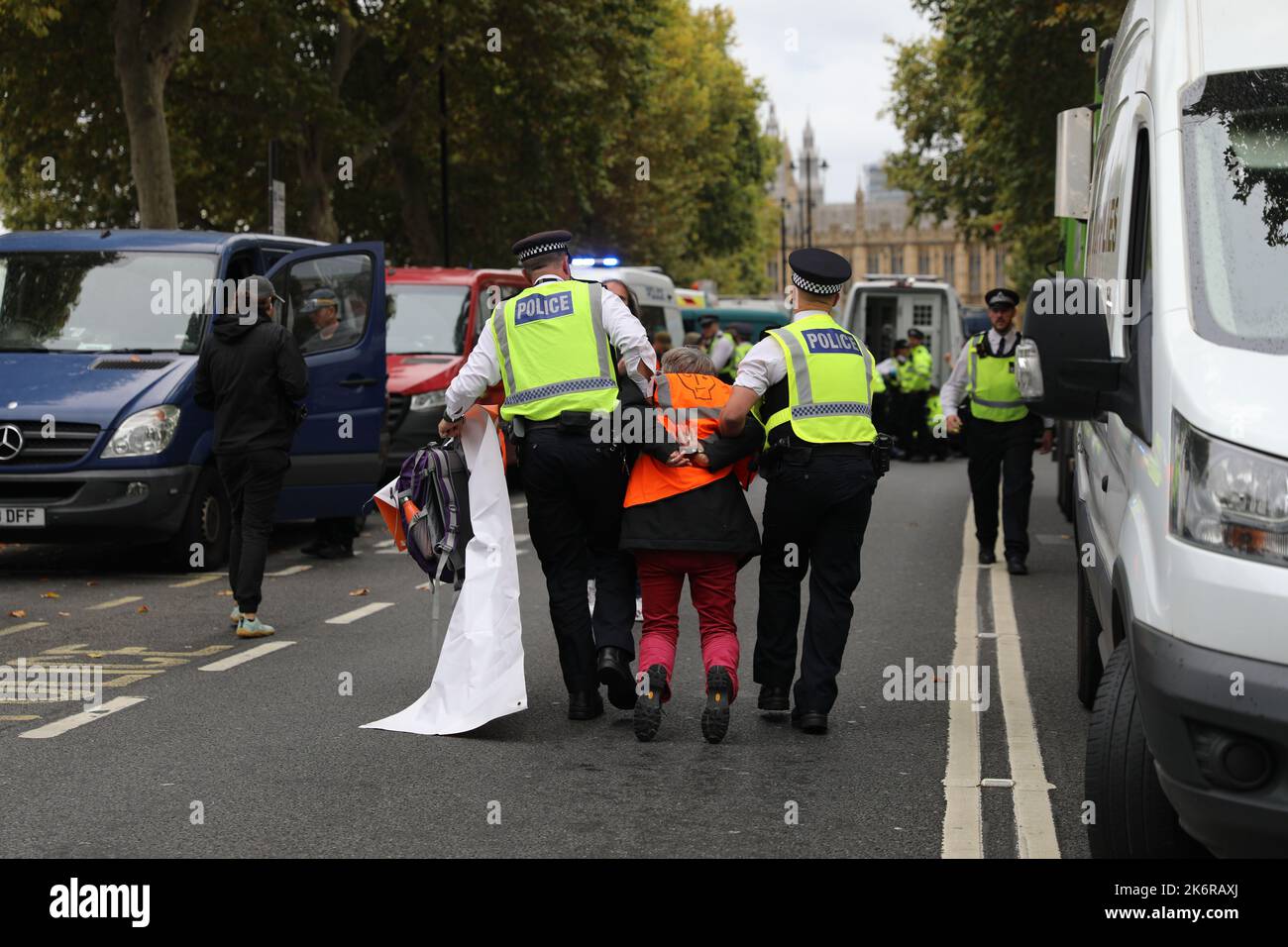 London, Großbritannien. 14. Oktober 2022. 14.. Oktober 2022, London, Großbritannien. Festnahmen als Just Stop Oil Demonstranten blockieren die Straße vor dem New Scotland Yard in London. Kredit: Isles Images/Alamy Live Nachrichten Stockfoto