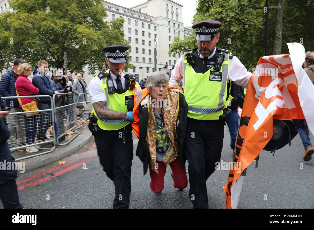 London, Großbritannien. 14. Oktober 2022. 14.. Oktober 2022, London, Großbritannien. Festnahmen als Just Stop Oil Demonstranten blockieren die Straße vor dem New Scotland Yard in London. Kredit: Isles Images/Alamy Live Nachrichten Stockfoto