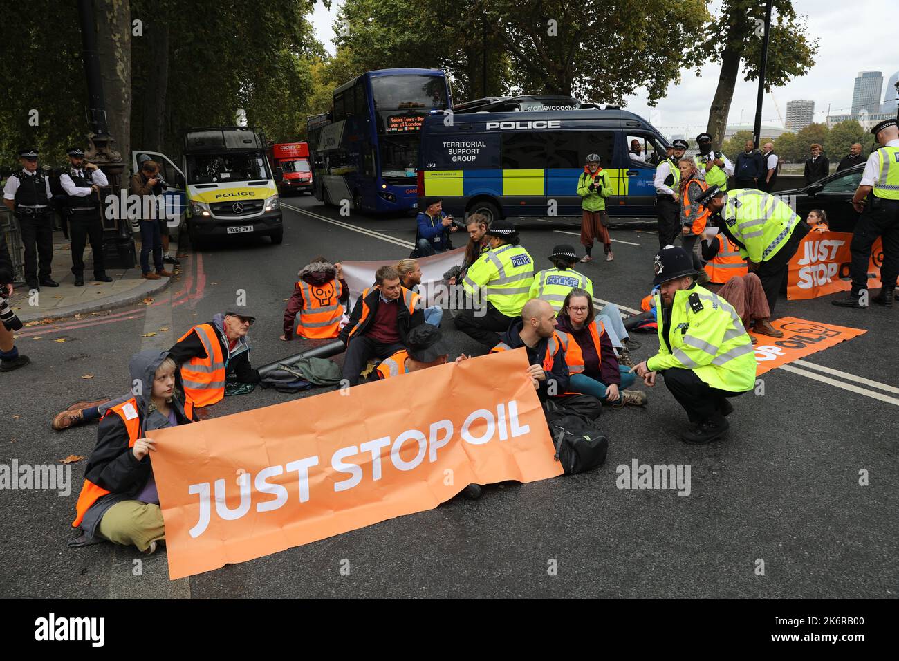 London, Großbritannien. 14. Oktober 2022. 14.. Oktober 2022, London, Großbritannien. Festnahmen als Just Stop Oil Demonstranten blockieren die Straße vor dem New Scotland Yard in London. Kredit: Isles Images/Alamy Live Nachrichten Stockfoto