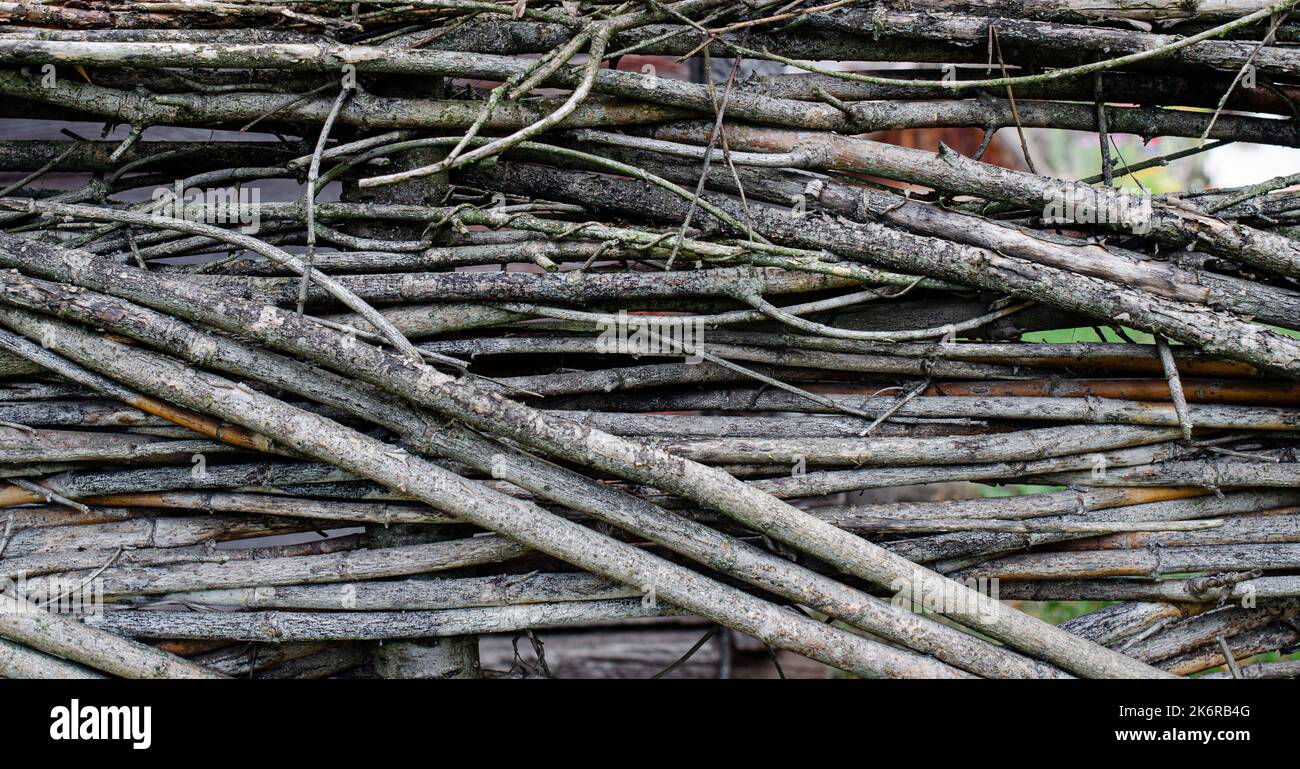 Ein Holzzaun Nahaufnahme Waldparkplatz mit Pfad umschlopften Barrieren. Stockfoto