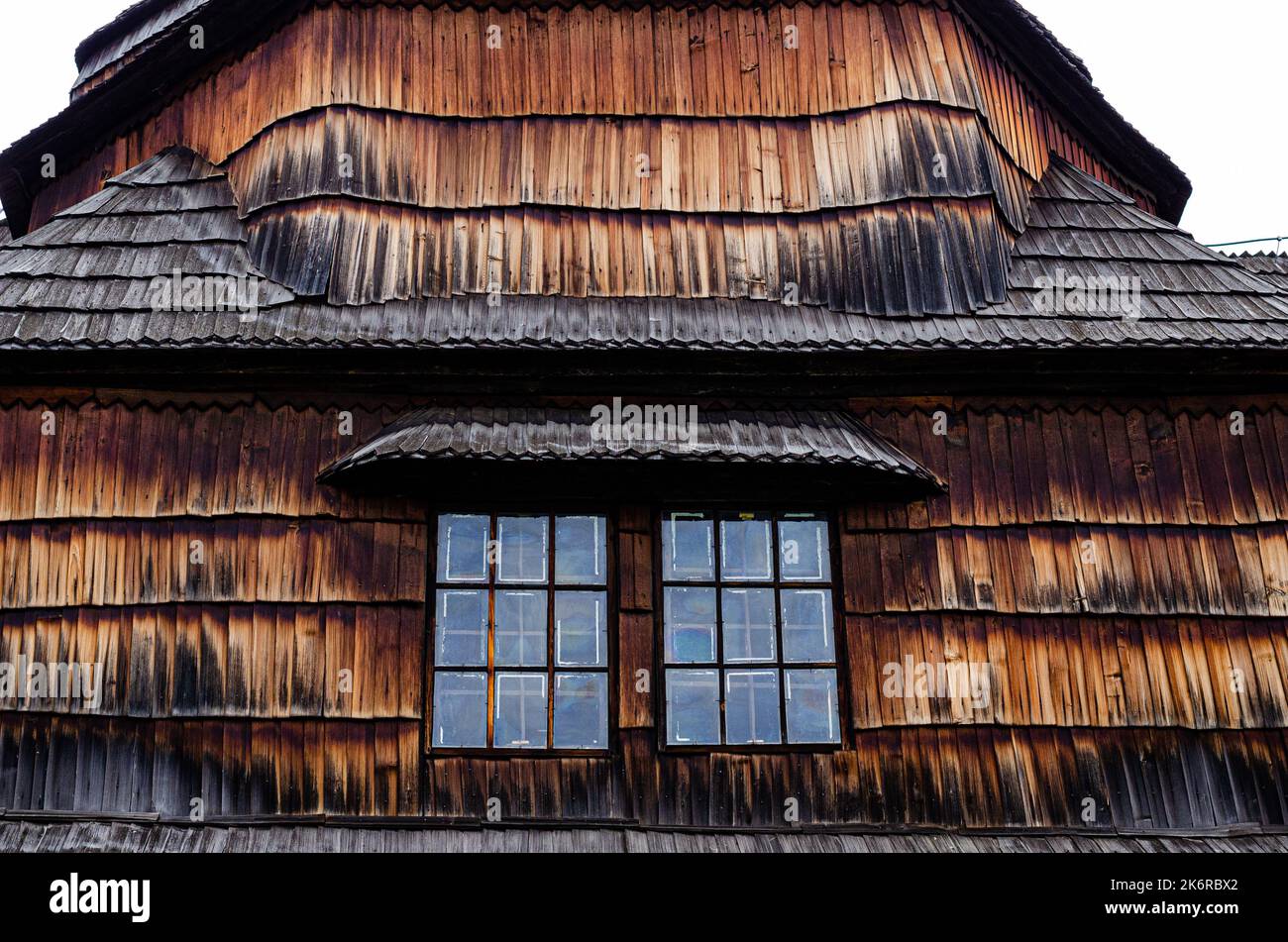 Fenster mit alten geschlossenen Fensterläden in alten Stuckwänden, Fenster mit hölzernen Fensterläden ein altes Haus Stockfoto