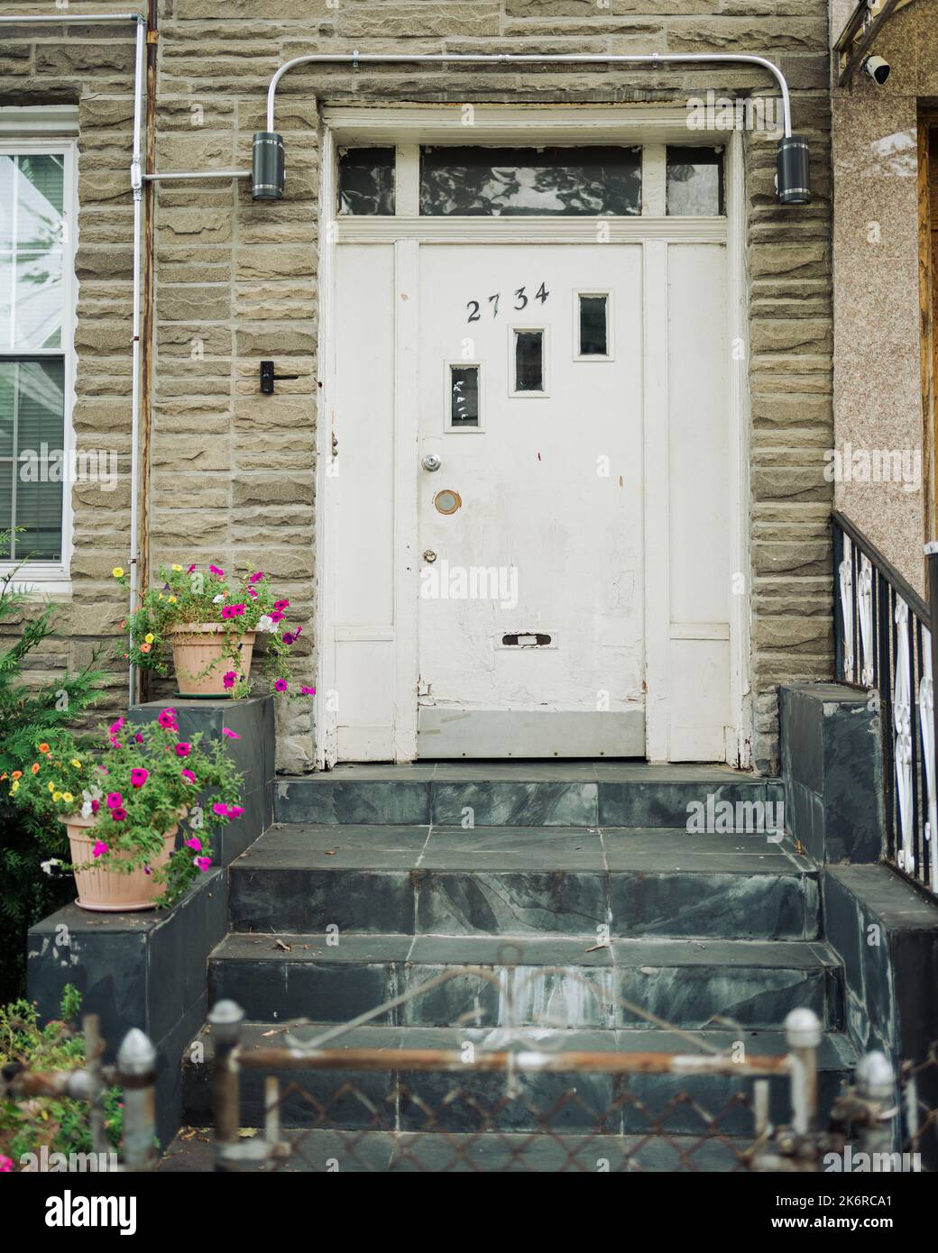 Haus mit Blumen, Astoria, Queens, New York Stockfoto