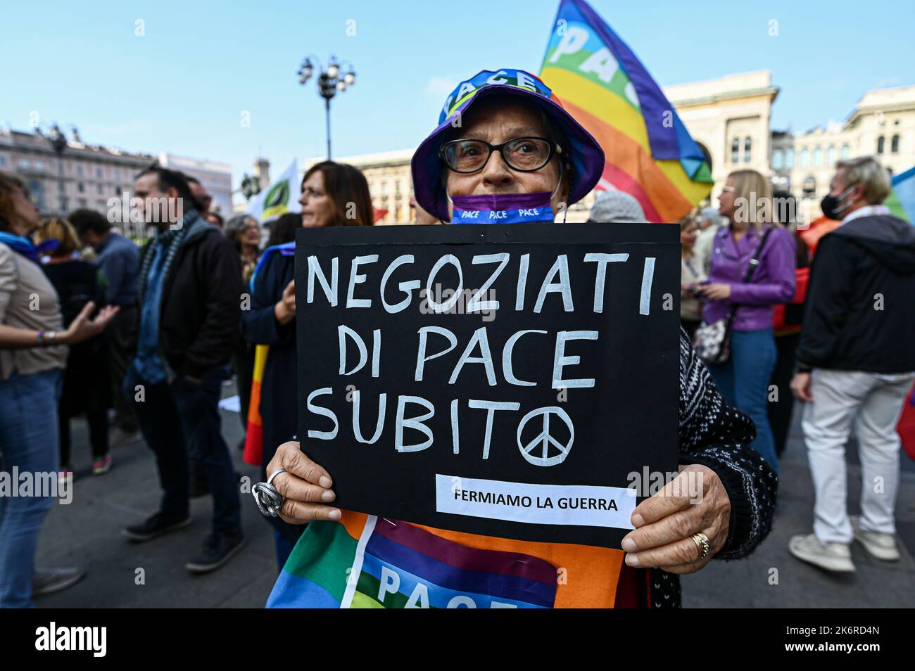 Eine Frau hält ein Plakat mit der Aufschrift „Peace Talks now. Stop the war“ während einer Demo, die von Unione Popolare am 15. Oktober 2022 in Mailand, Italien, organisiert wurde.Quelle: Piero Cruciatti/Alamy Live News Stockfoto