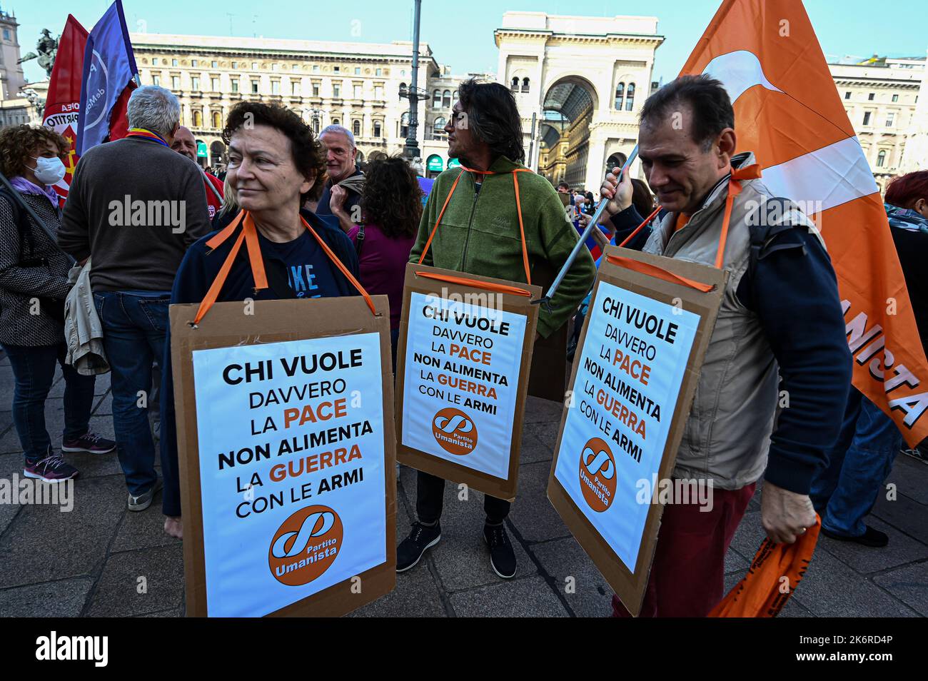 Menschen mit Plakaten während einer Demo, die von Unione Popolare am 15. Oktober 2022 in Mailand, Italien, organisiert wurde.Quelle: Piero Cruciatti/Alamy Live News Stockfoto