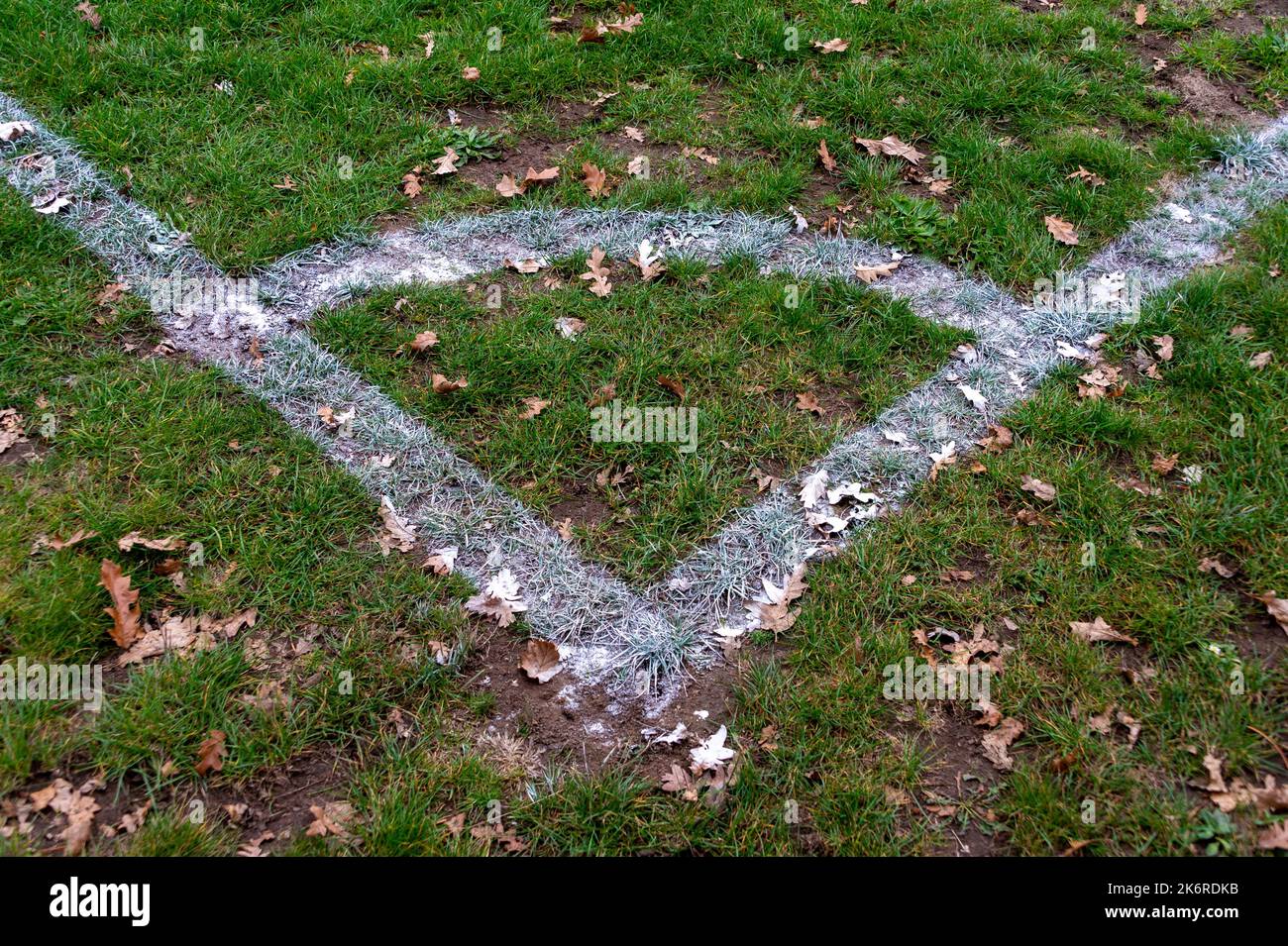 Ecke eines Fußballfeldes, weiße Linien auf einem Fußballplatz. Stockfoto