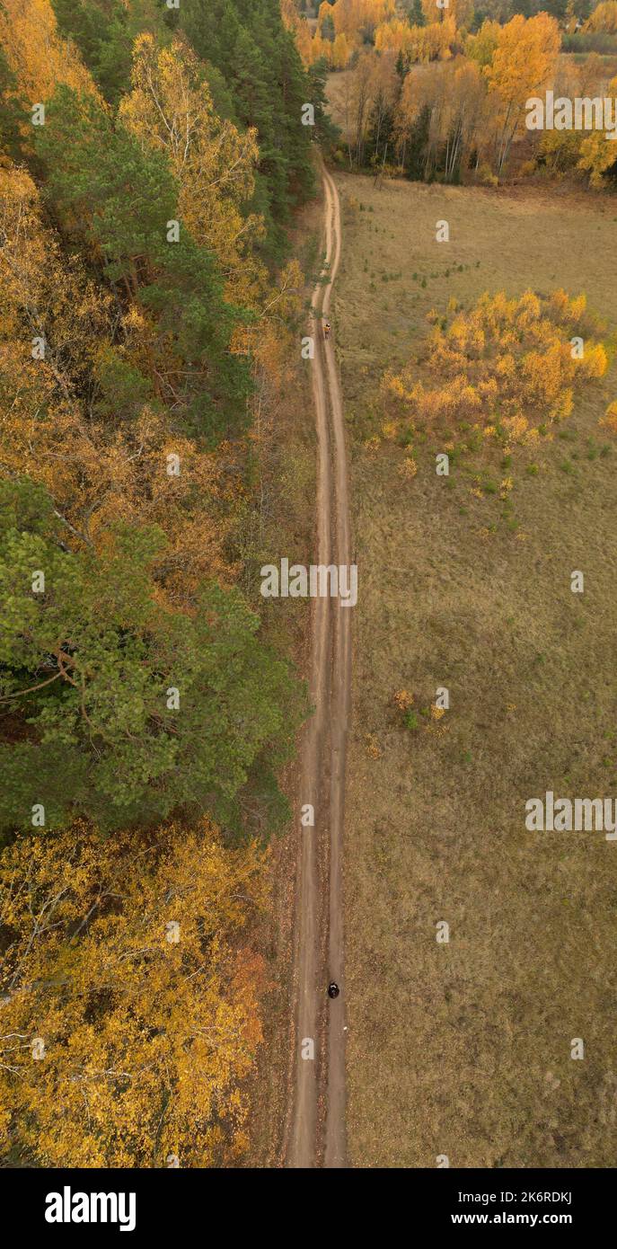 Straße auf Paunküla Estland, aufgenommen mit Drohnenfotografie Stockfoto
