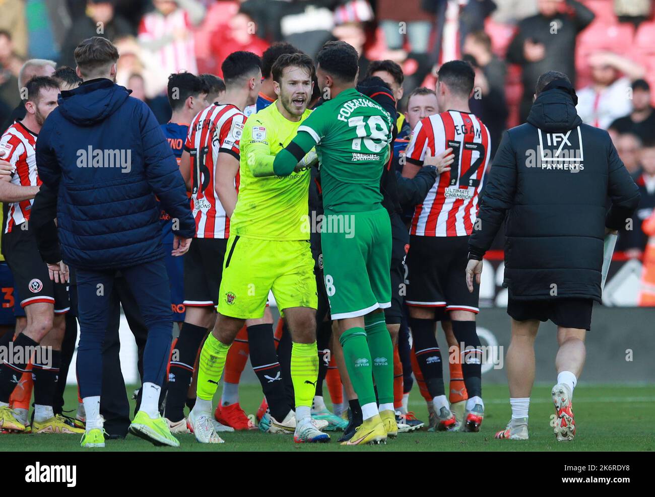 Sheffield, Großbritannien. 15.. Oktober 2022. Chris Maxwell von Blackpool tusles mit Wes Foderingham von Sheffield Utd während des Sky Bet Championship-Spiels in der Bramall Lane, Sheffield. Bildnachweis sollte lauten: Simon Bellis / Sportimage Kredit: Sportimage/Alamy Live News Stockfoto