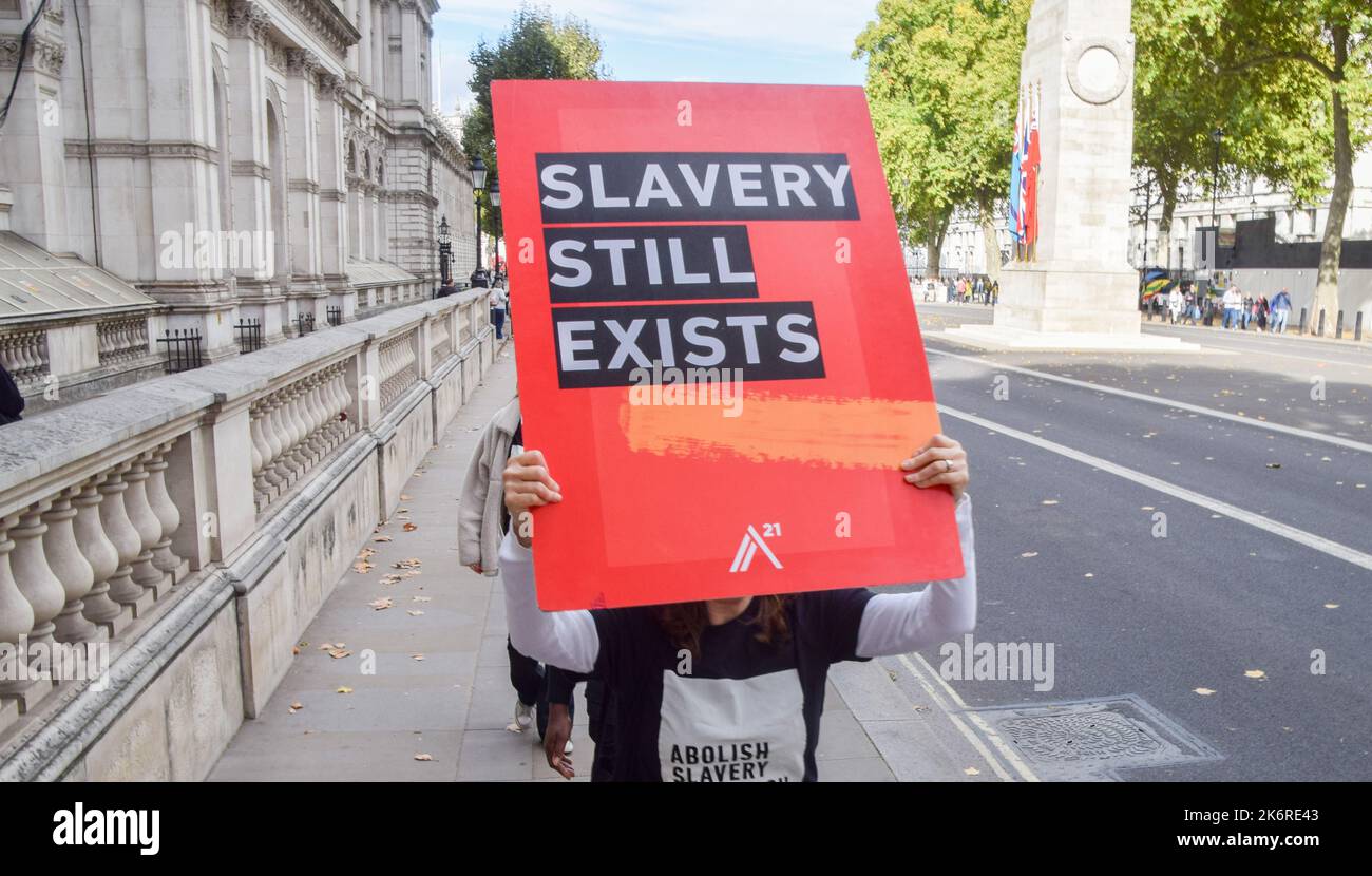 London, Großbritannien. 15.. Oktober 2022. Walk for Freedom Teilnehmer in Whitehall. Tausende von Menschen weltweit haben sich dem Aktionstag angeschlossen, an dem die Teilnehmer in verschiedenen Städten Schlange stehen und Plakate tragen, um das Bewusstsein für den Menschenhandel zu schärfen. Kredit: Vuk Valcic/Alamy Live Nachrichten Stockfoto