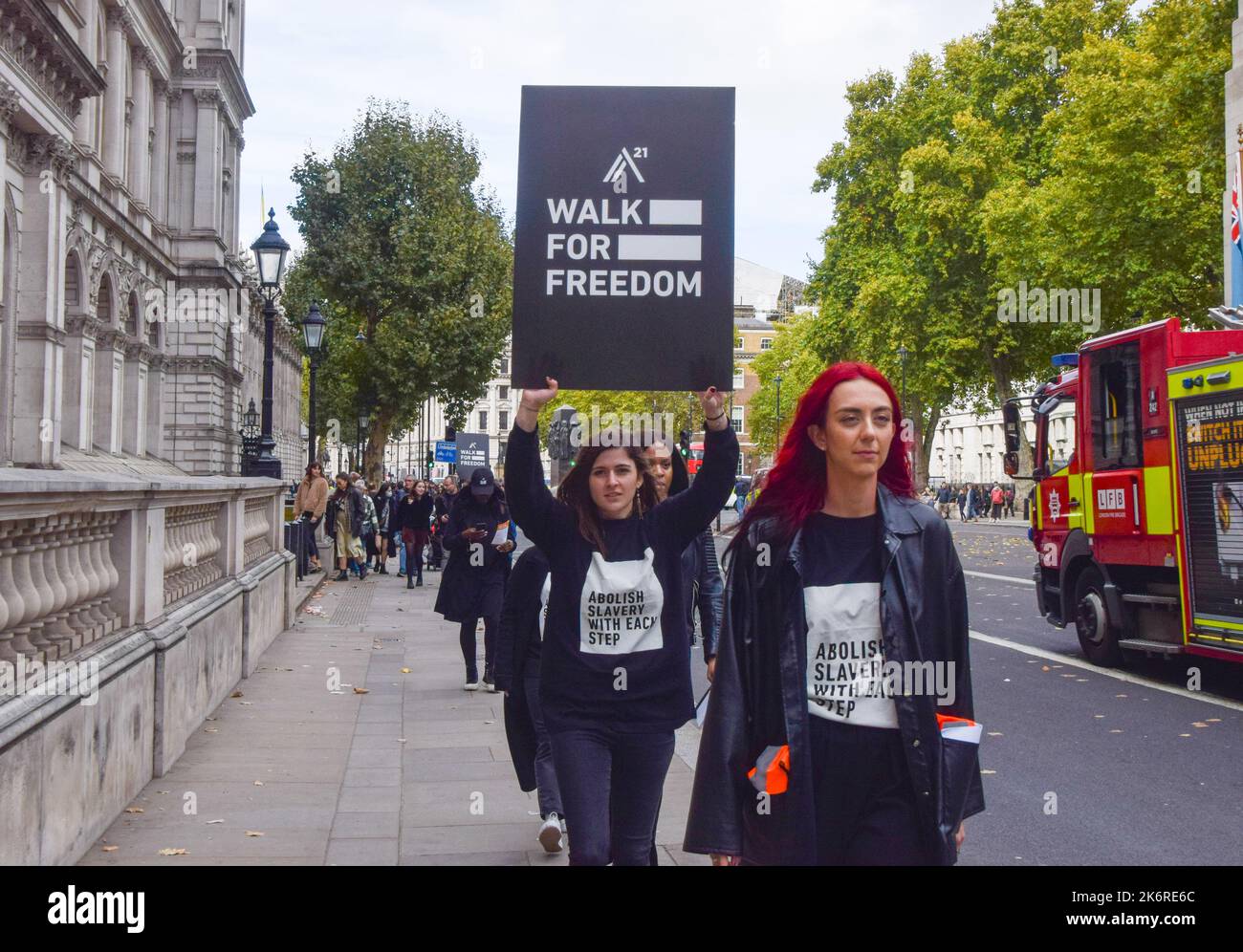 London, Großbritannien. 15.. Oktober 2022. Walk for Freedom Teilnehmer in Whitehall. Tausende von Menschen weltweit haben sich dem Aktionstag angeschlossen, an dem die Teilnehmer in verschiedenen Städten Schlange stehen und Plakate tragen, um das Bewusstsein für den Menschenhandel zu schärfen. Kredit: Vuk Valcic/Alamy Live Nachrichten Stockfoto