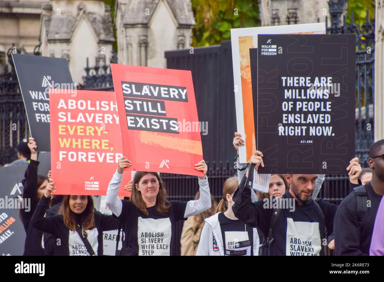 London, Großbritannien. 15.. Oktober 2022. „Walk for Freedom“-Teilnehmer vor dem Parlament. Tausende von Menschen weltweit haben sich dem Aktionstag angeschlossen, an dem die Teilnehmer in verschiedenen Städten Schlange stehen und Plakate tragen, um das Bewusstsein für den Menschenhandel zu schärfen. Kredit: Vuk Valcic/Alamy Live Nachrichten Stockfoto