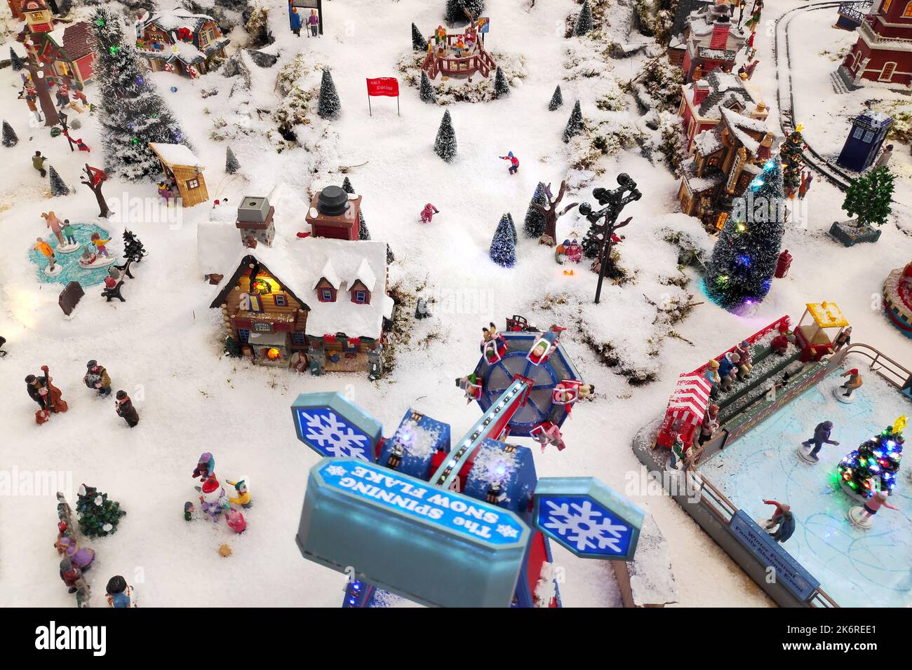 Hochwinkel-Ansicht eines idyllischen englischen Dorf Maßstab Modelle während der Weihnachtszeit. Stockfoto