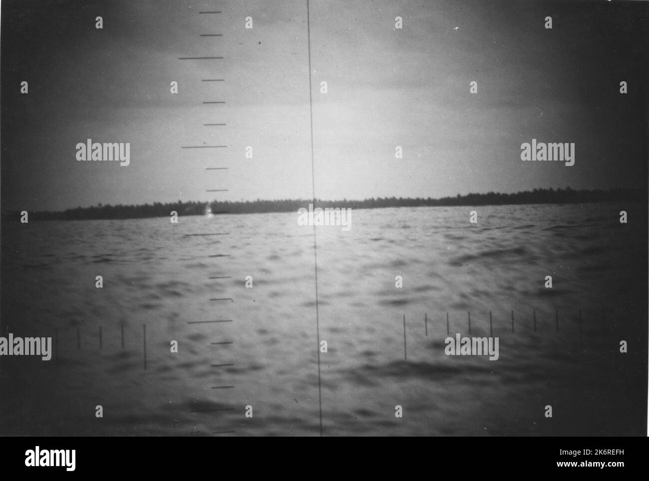 Foto der Shore Line auf Makin Island gesehen durch Periscope der USS NautilusU.S. RAID auf Makin Island, August 1942. Shore Line von Makin Island, gesehen durch das Periskop der USS Nautilus. 1942-08-16T00:00:00. Stockfoto